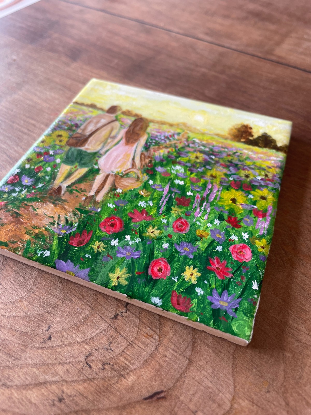 Wandeling door het bloemenveld | Handgeschilderd tegeltje - 149314 Wandeling door het bloemenveld | Handgeschilderd tegeltje