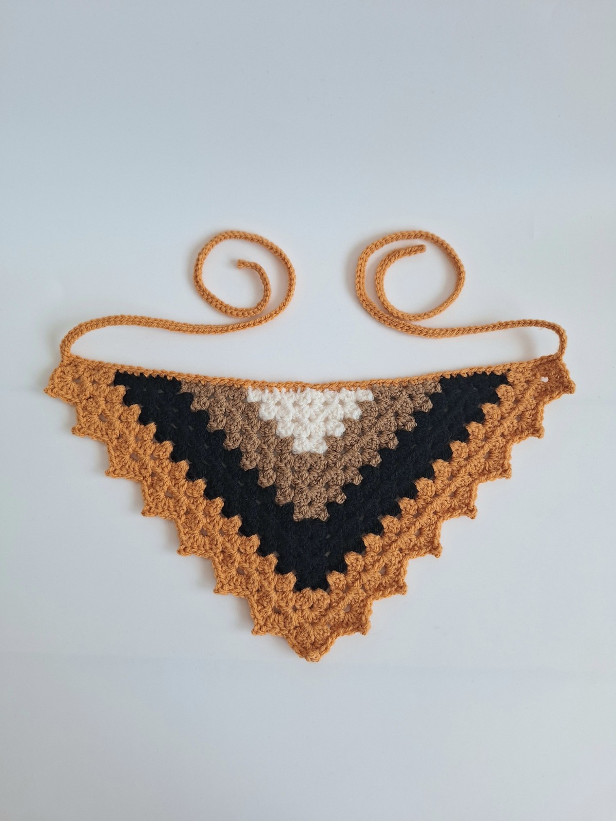 Gehaakte bandana | Crème, lichtbruin, zwart en oranje - 152577 Gehaakte bandana | Crème, lichtbruin, zwart en oranje