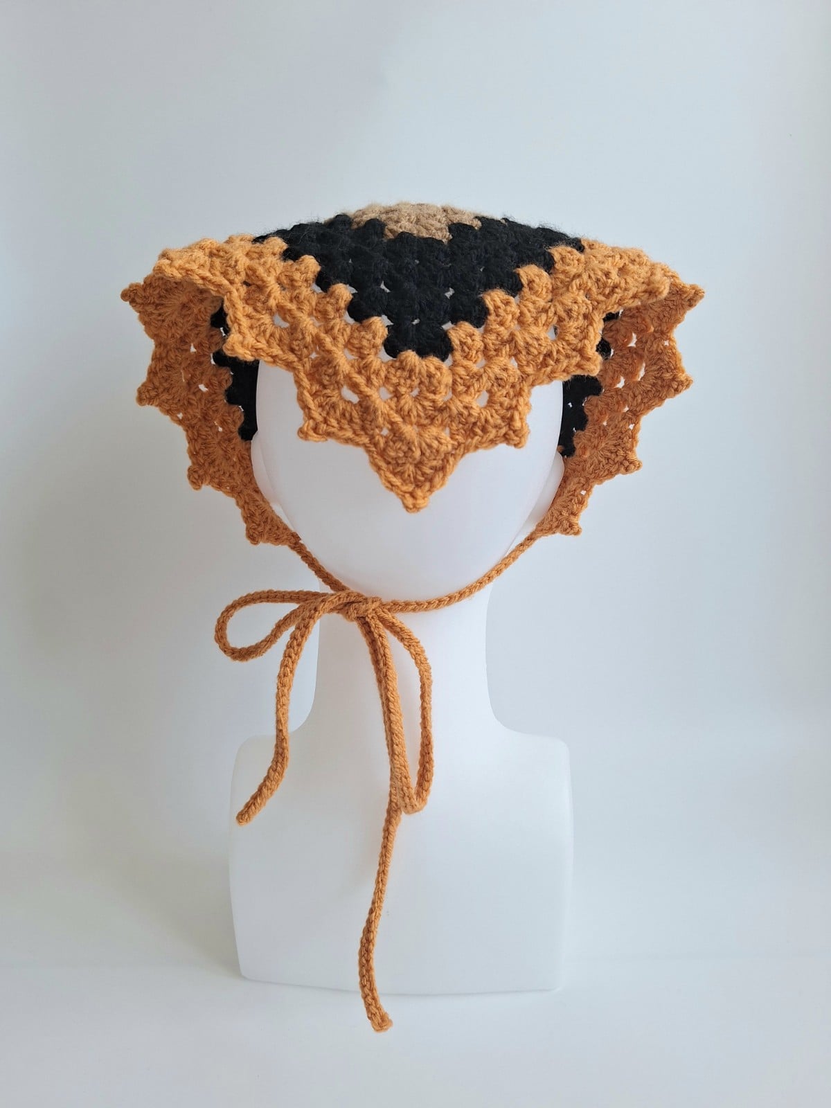Gehaakte bandana | Crème, lichtbruin, zwart en oranje - 152584 Gehaakte bandana | Crème, lichtbruin, zwart en oranje