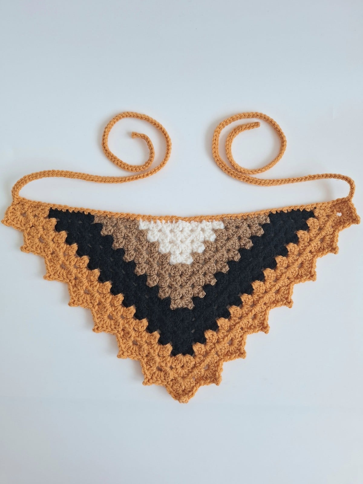 Gehaakte bandana | Crème, lichtbruin, zwart en oranje - 152585 Gehaakte bandana | Crème, lichtbruin, zwart en oranje