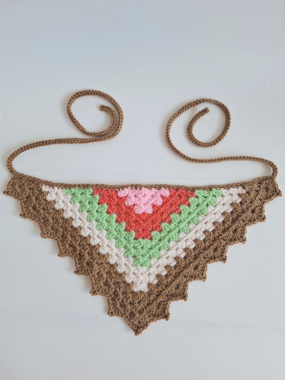 Gehaakte bandana | Lichtroze, koraaloranje, lichtgroen, crème en lic… - 152567 Gehaakte bandana | Lichtroze, koraaloranje, lichtgroen, crème en lichtbruin