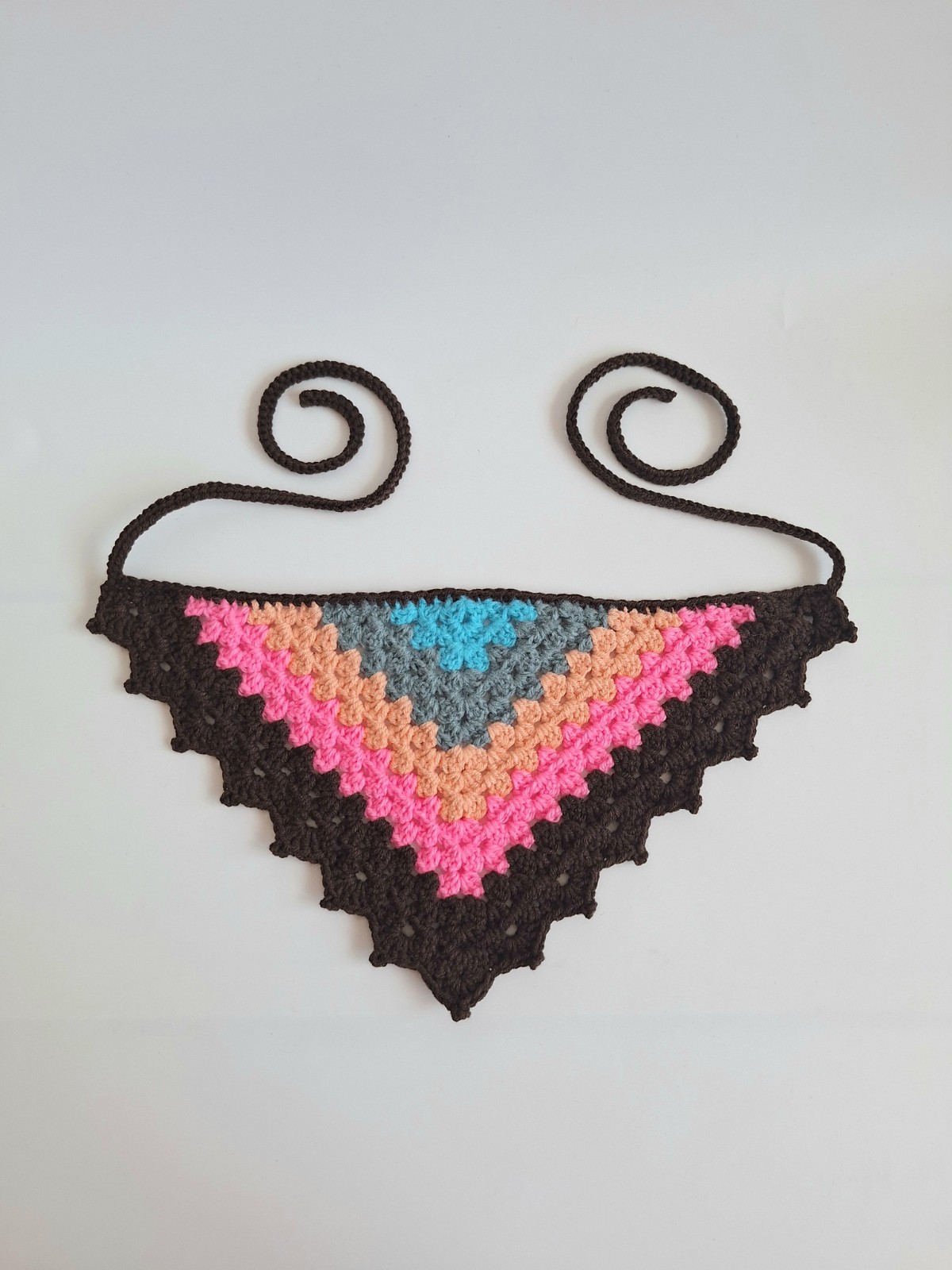 Gehaakte bandana | Turquoise, denimblauw, perzikoranje, neon roze en … - 152568 Gehaakte bandana | Turquoise, denimblauw, perzikoranje, neon roze en donkerbruin