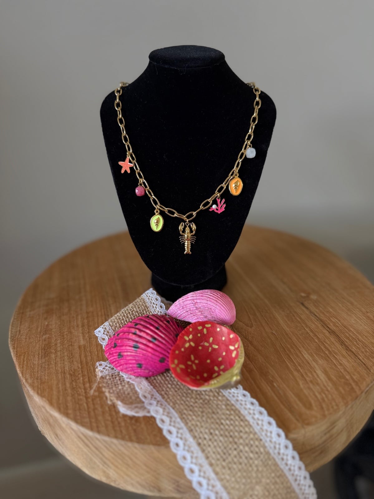 Goudkleurige ketting met verschillende zomerbedels