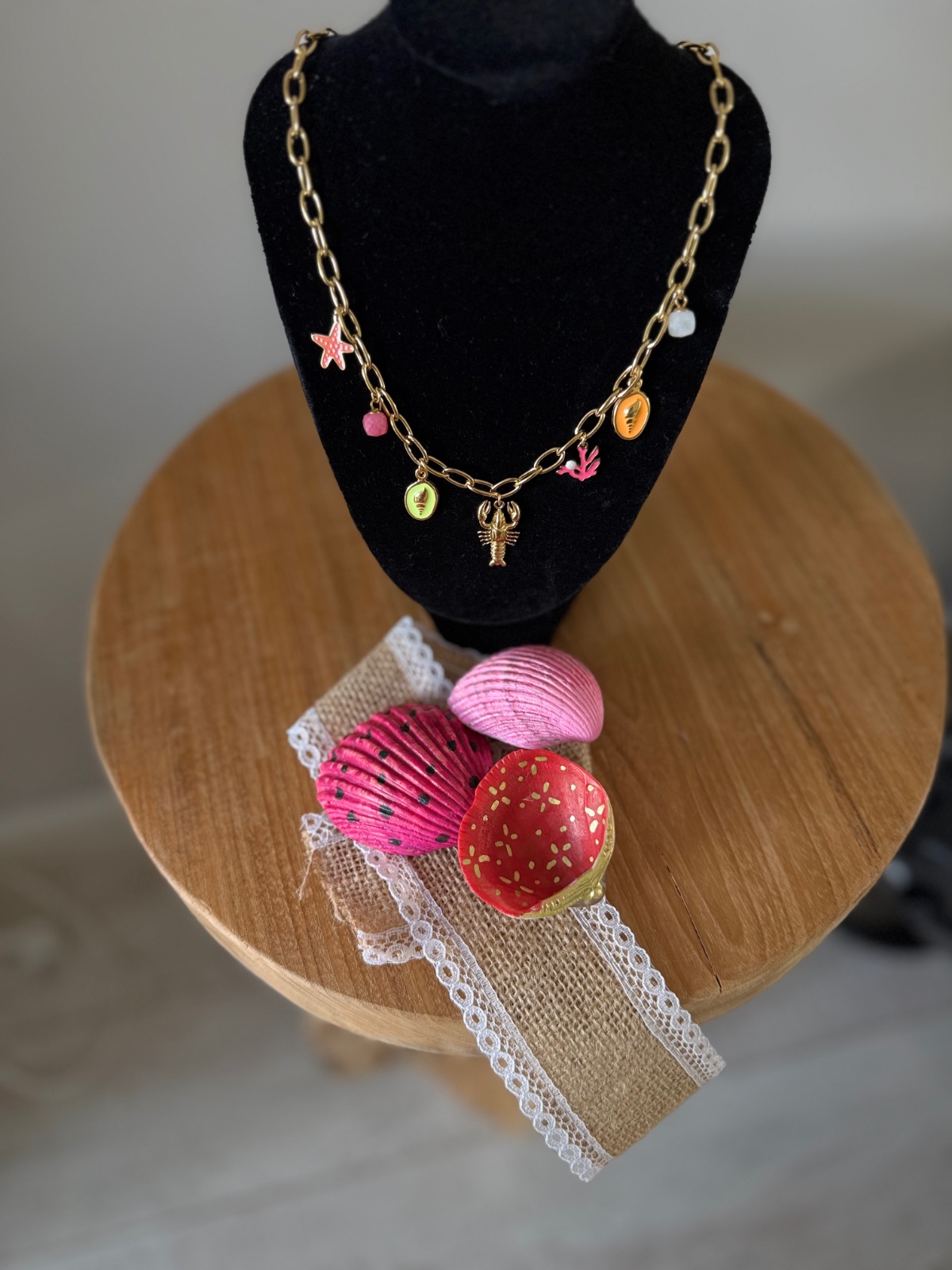 Goudkleurige ketting met verschillende zomerbedels