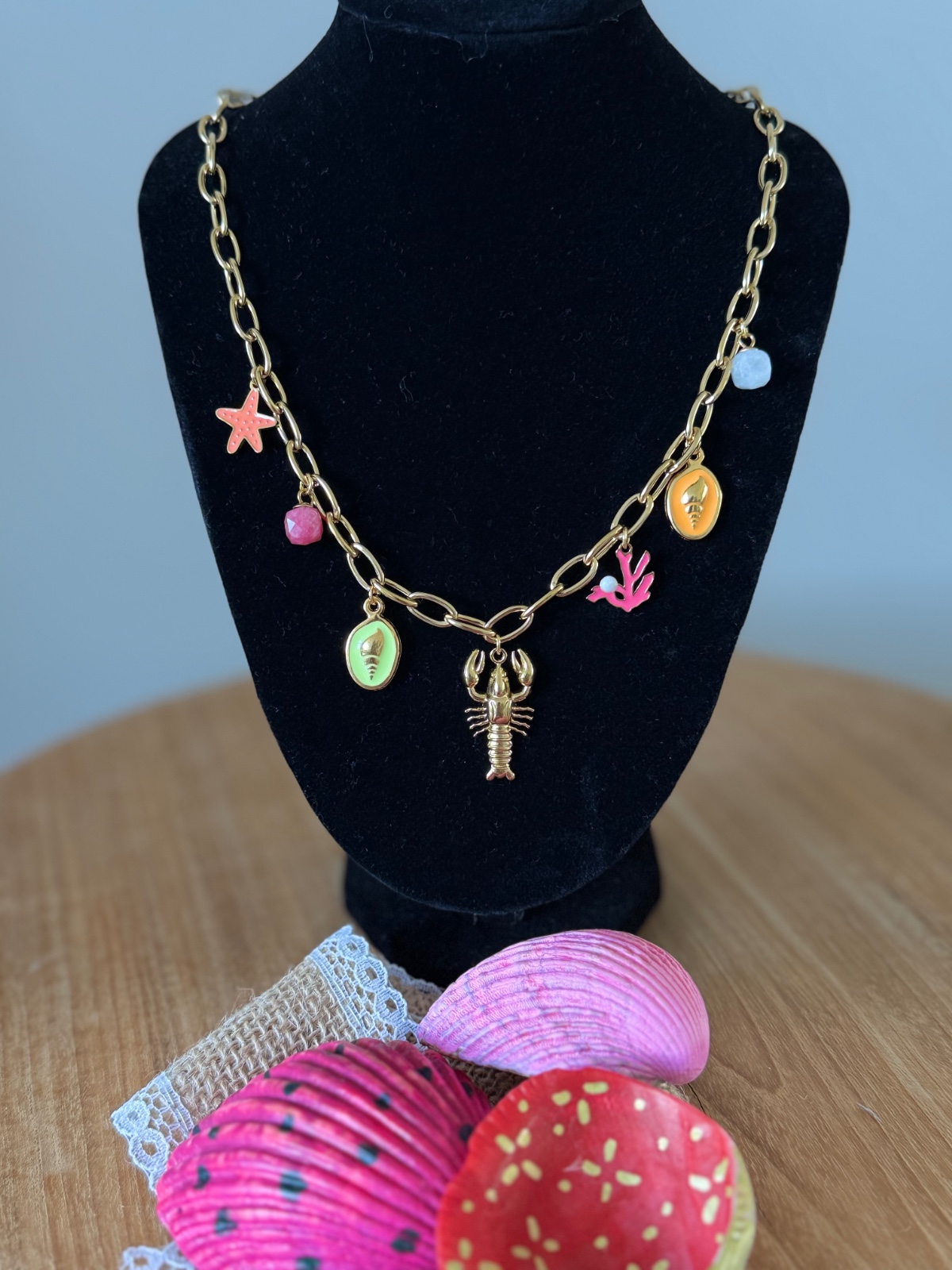 Goudkleurige ketting met verschillende zomerbedels