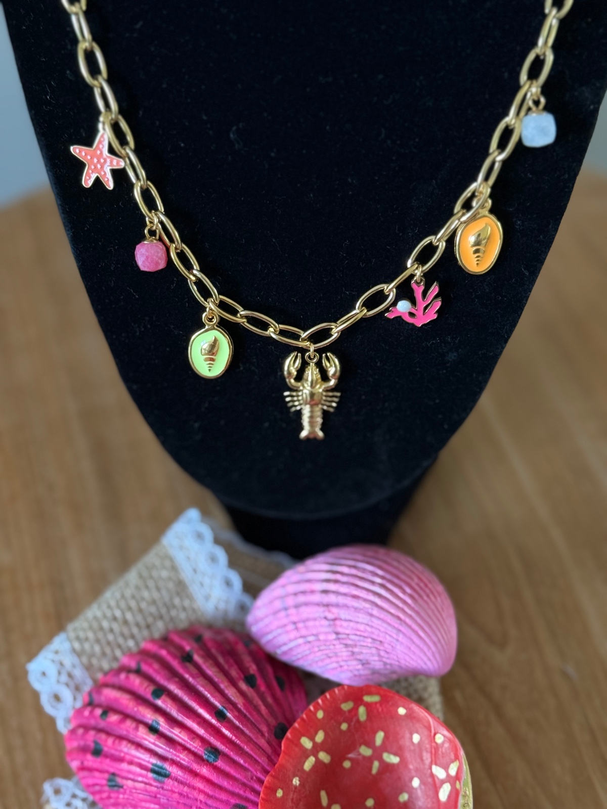 Goudkleurige ketting met verschillende zomerbedels