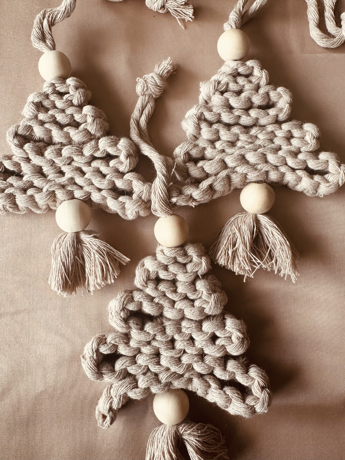 Handgemaakte macramé kerstboompjes – set van 3 kersthangers - 153780 Handgemaakte macramé kerstboompjes – set van 3 kersthangers