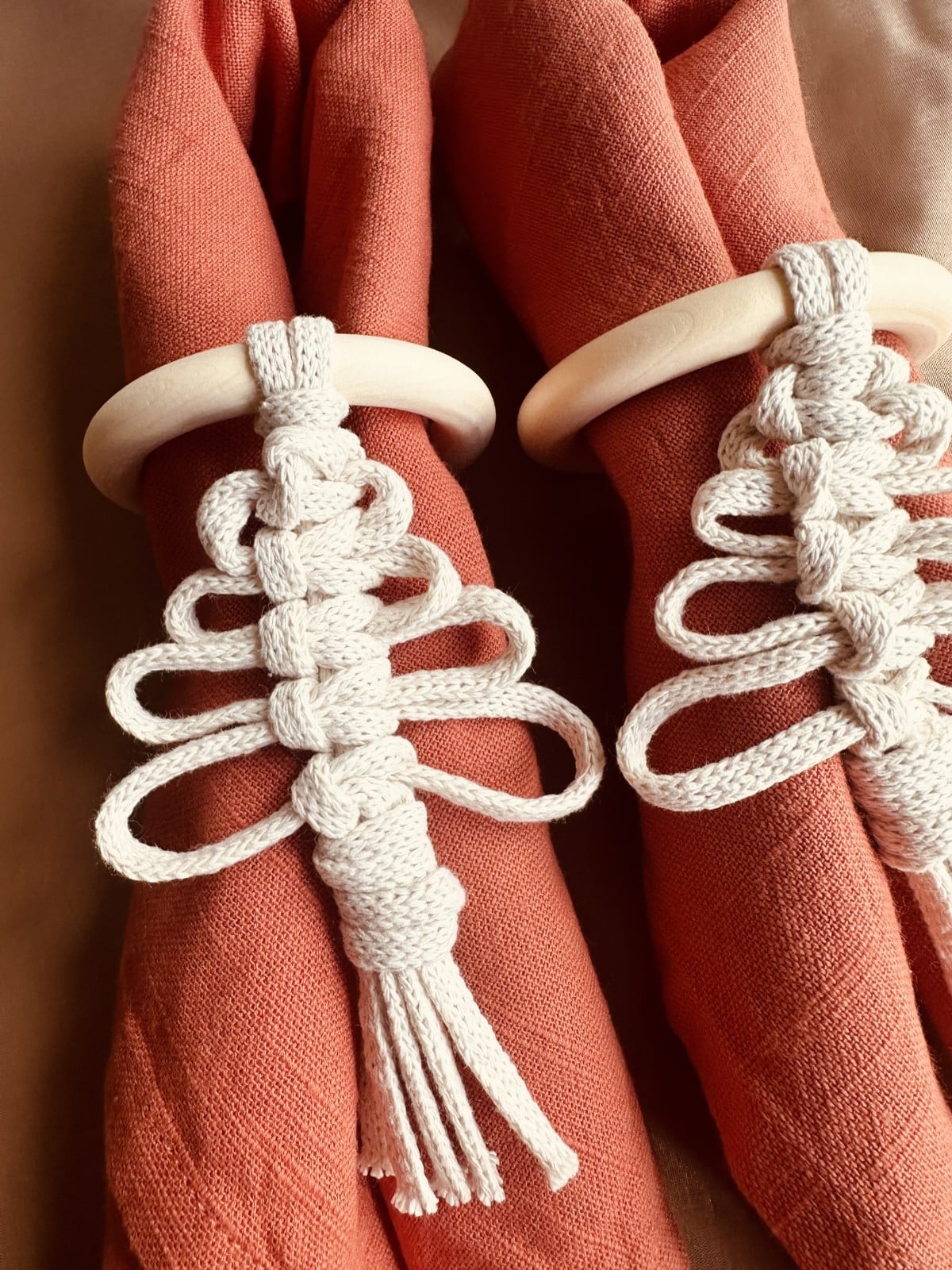 Handgemaakte servetring met macramé kerstboom – kerstdecoratie - 153773 Handgemaakte servetring met macramé kerstboom – kerstdecoratie