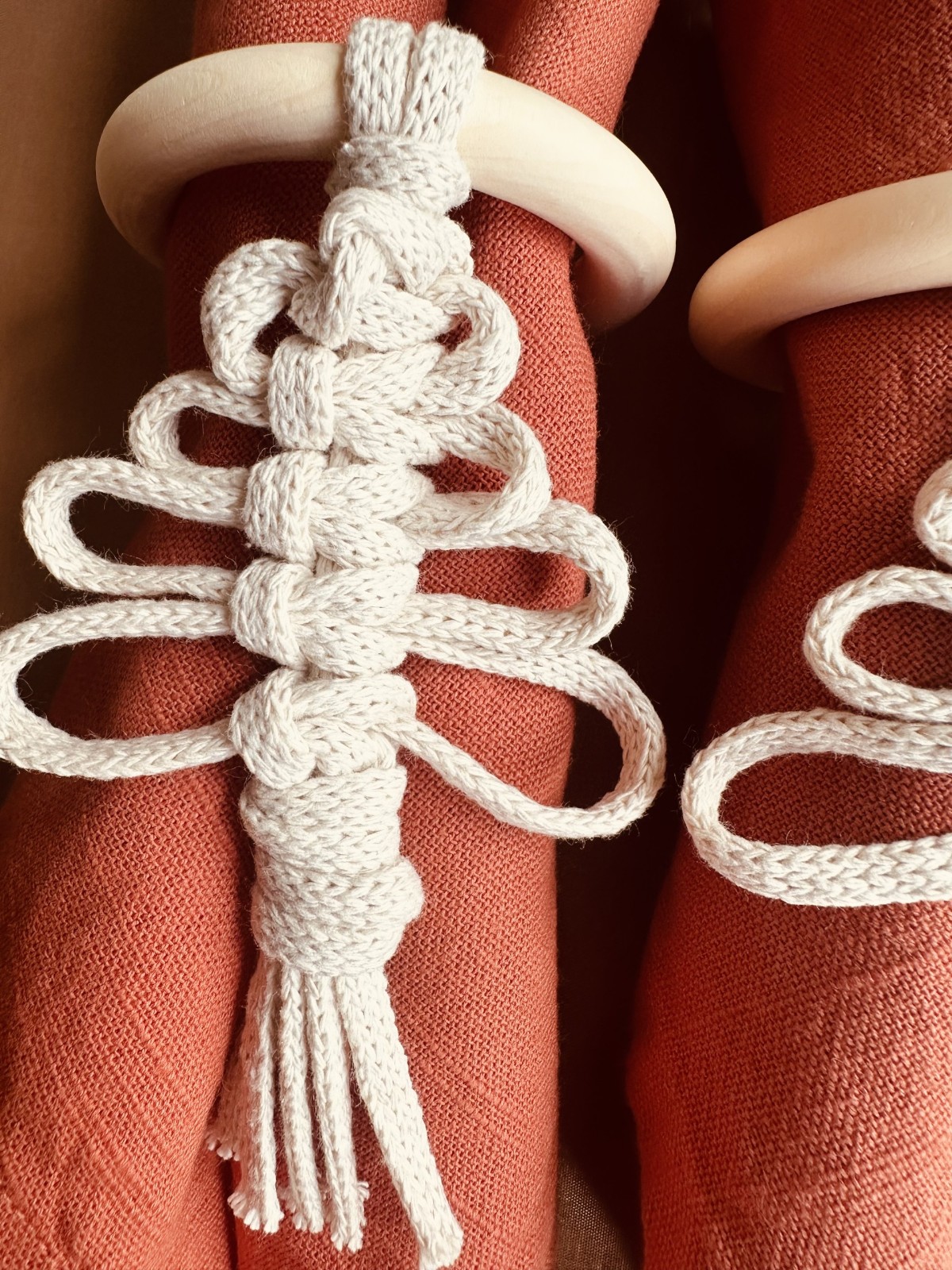 Handgemaakte servetring met macramé kerstboom – kerstdecoratie - 153776 Handgemaakte servetring met macramé kerstboom – kerstdecoratie