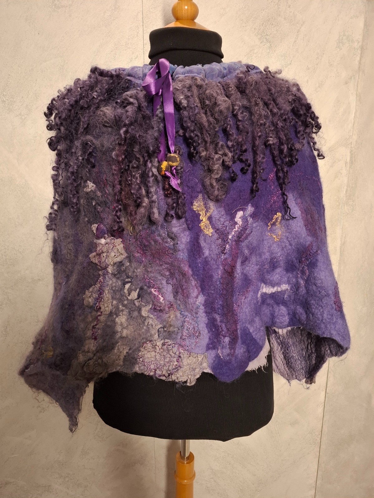 Handgemaakte Vilten Wollen Poncho met Katoenen Voering – Wearable A… - 153411 Handgemaakte Vilten Wollen Poncho met Katoenen Voering – Wearable Art