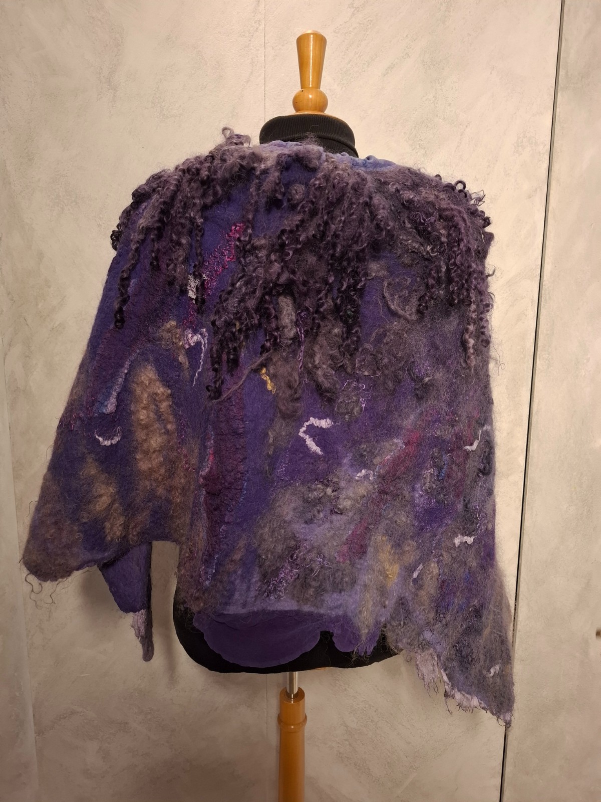 Handgemaakte Vilten Wollen Poncho met Katoenen Voering – Wearable A… - 153412 Handgemaakte Vilten Wollen Poncho met Katoenen Voering – Wearable Art