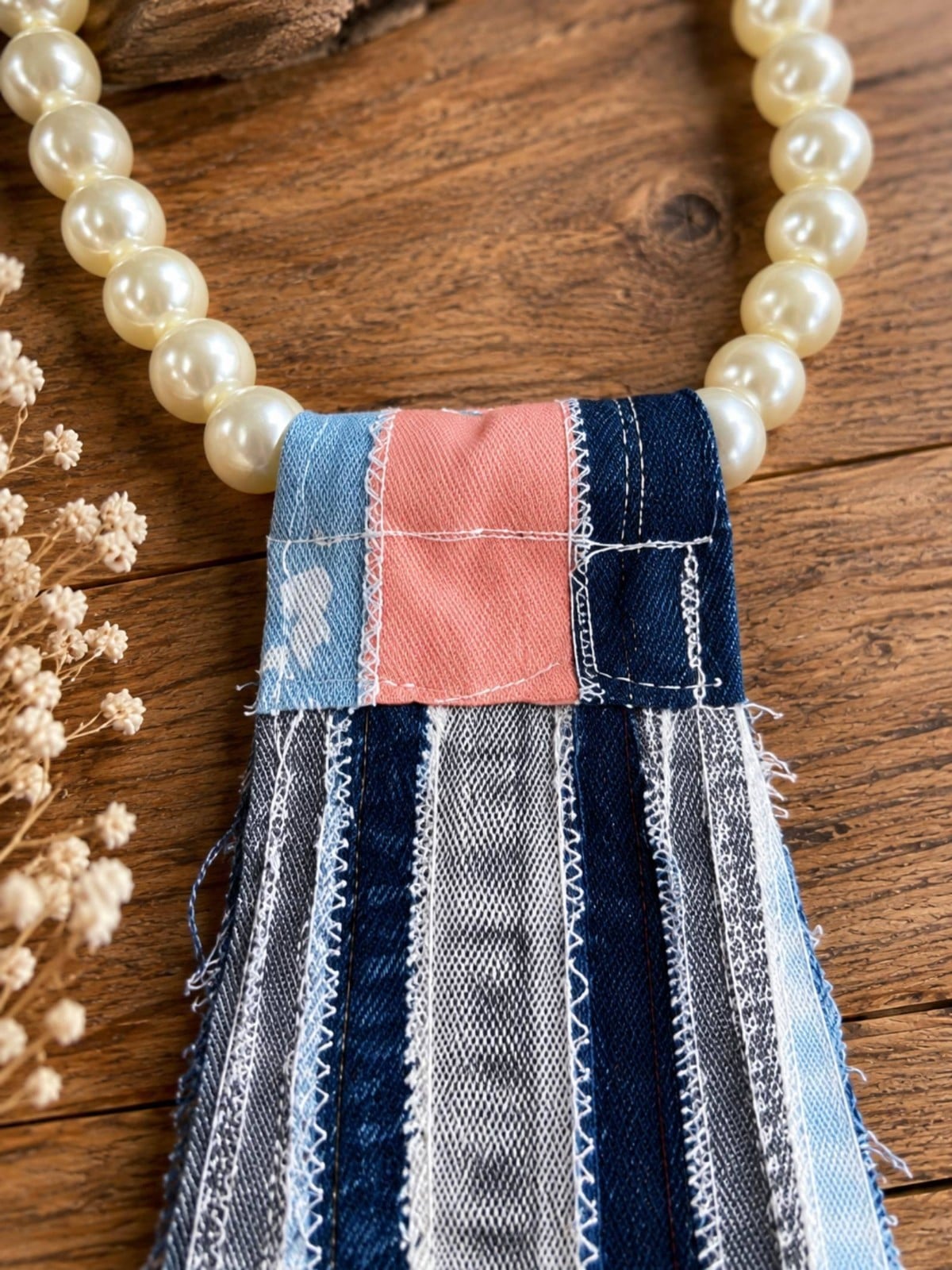 Upcycled Denim Ketting-Stropdas met Parels – One of a Kind - 153331 Upcycled Denim Ketting-Stropdas met Parels – One of a Kind