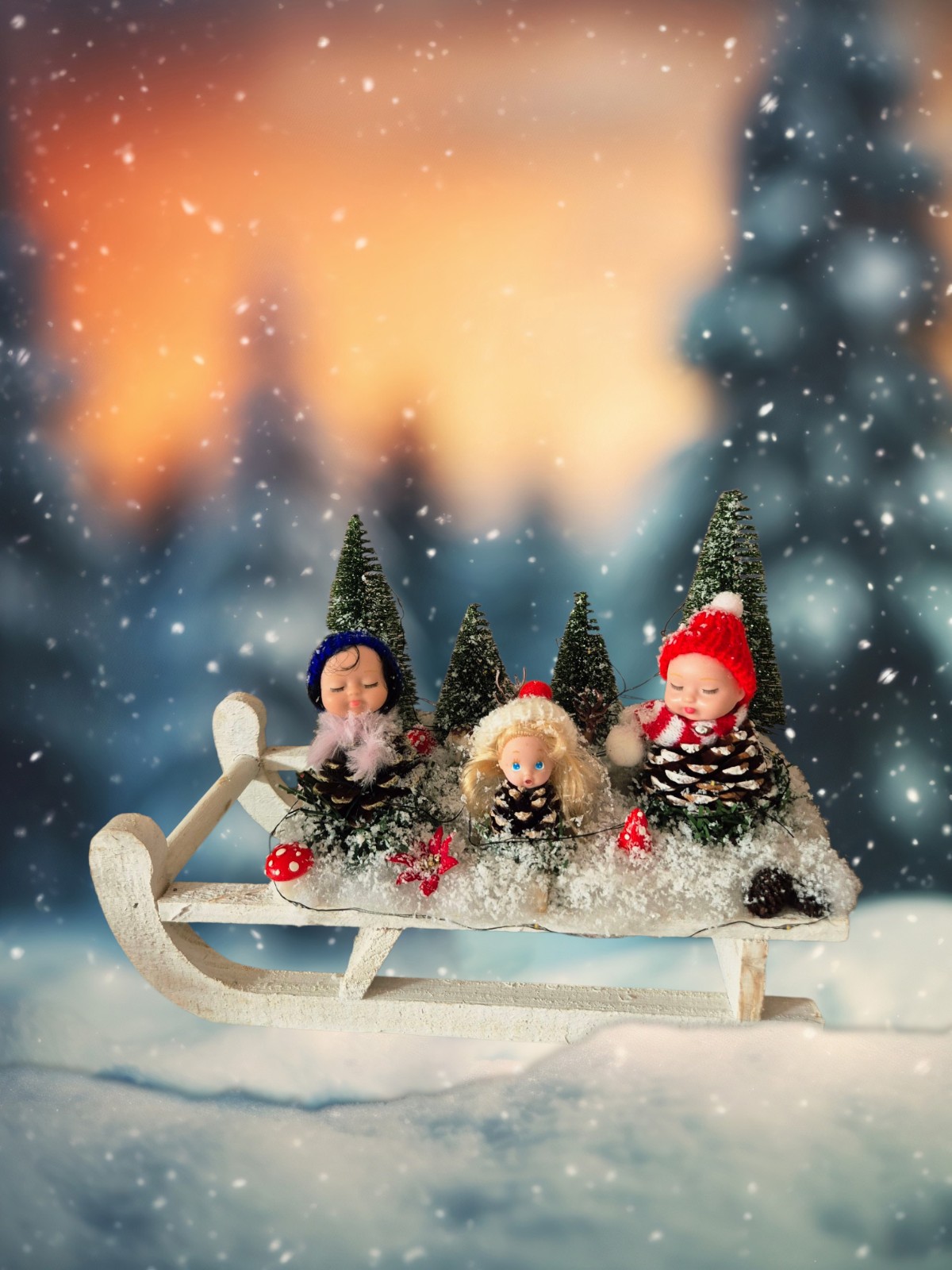 Winterelfjes op de Slee – Handgemaakt Kersttafereel met Verlichting - 153421 Winterelfjes op de Slee – Handgemaakt Kersttafereel met Verlichting