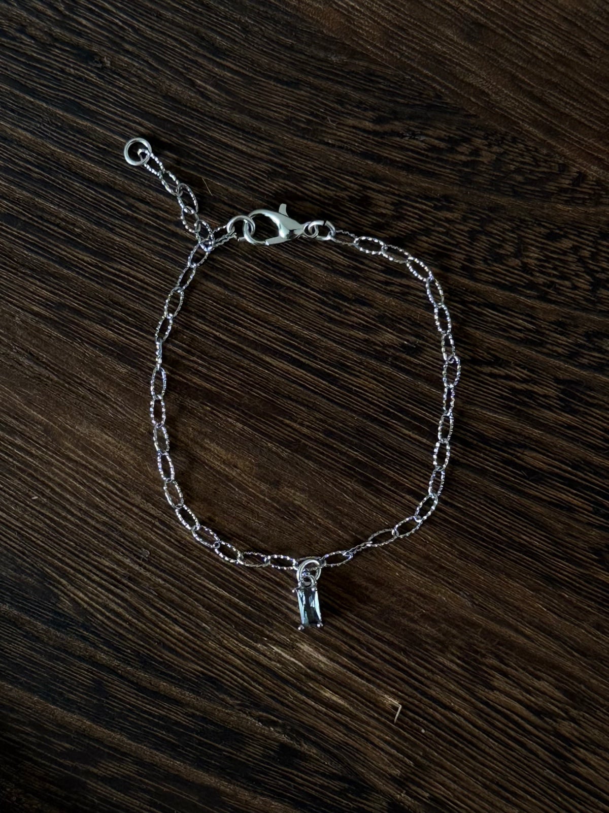 Zilverkleurig armbandje met kleine hanger