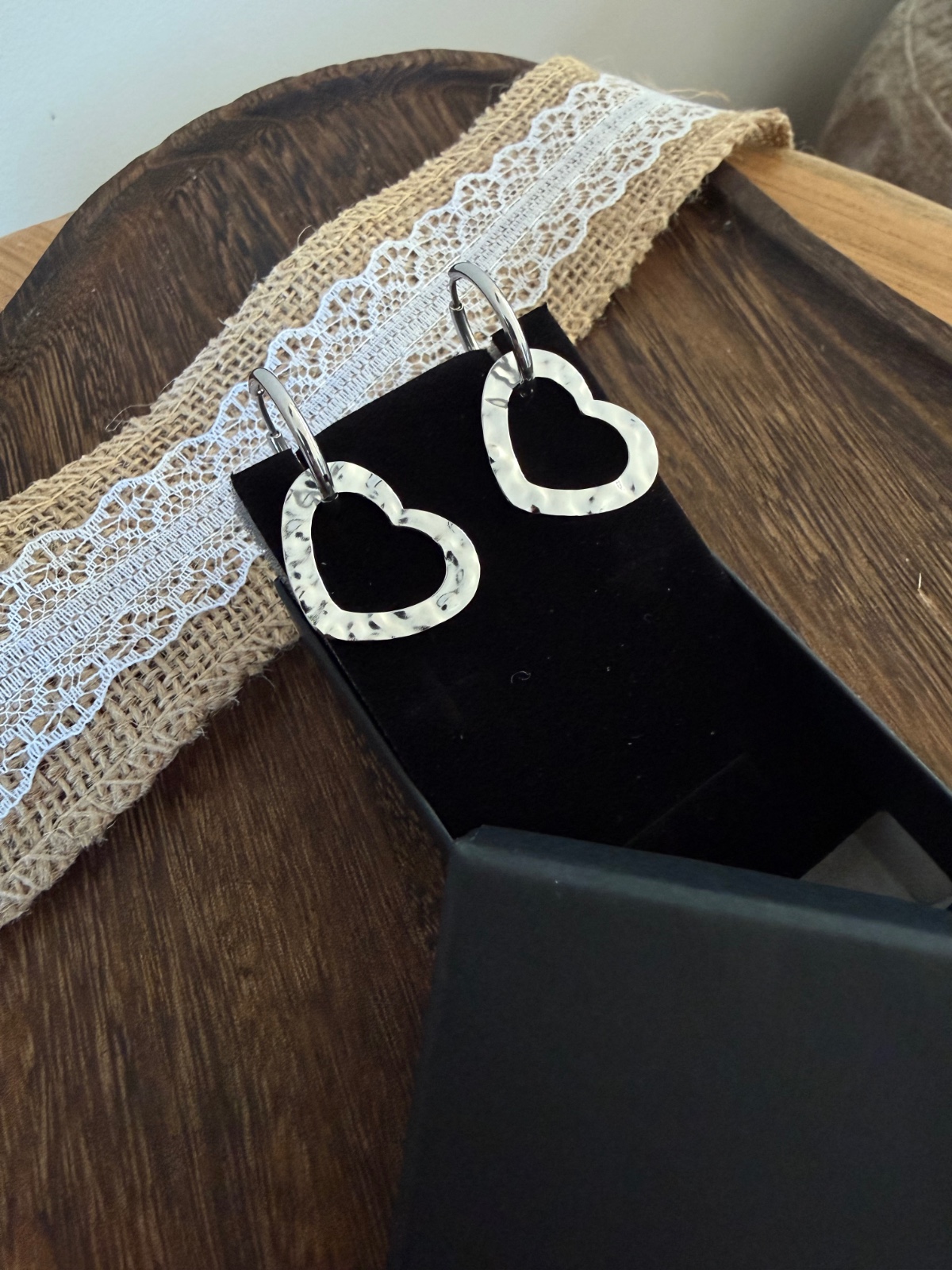 Zilverkleurige oorbellen met hart - 154235 Zilverkleurige oorbellen met hart