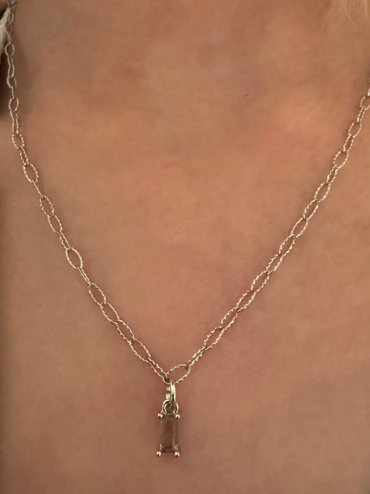 Zilverkleurige stainless steel ketting met lichtgrijze glazen bedel - 156115 Zilverkleurige stainless steel ketting met lichtgrijze glazen bedel