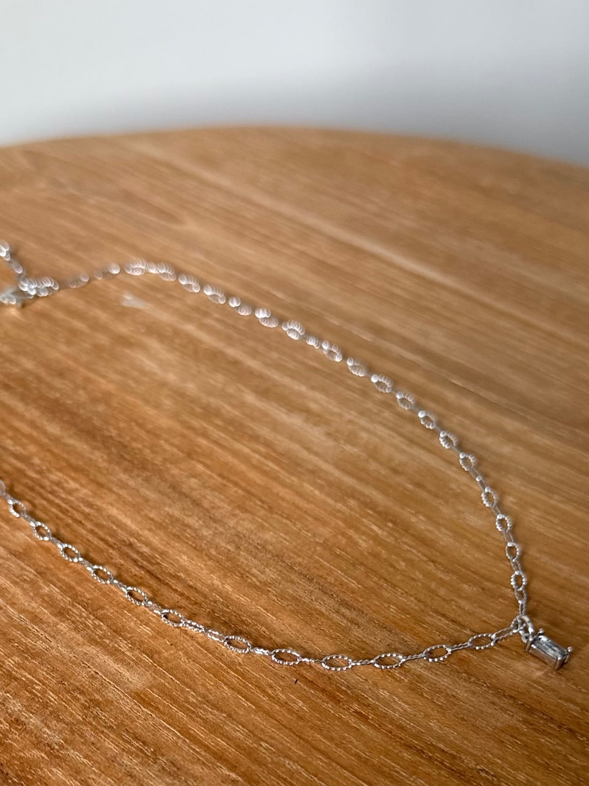 Zilverkleurige stainless steel ketting met lichtgrijze glazen bedel - 156116 Zilverkleurige stainless steel ketting met lichtgrijze glazen bedel