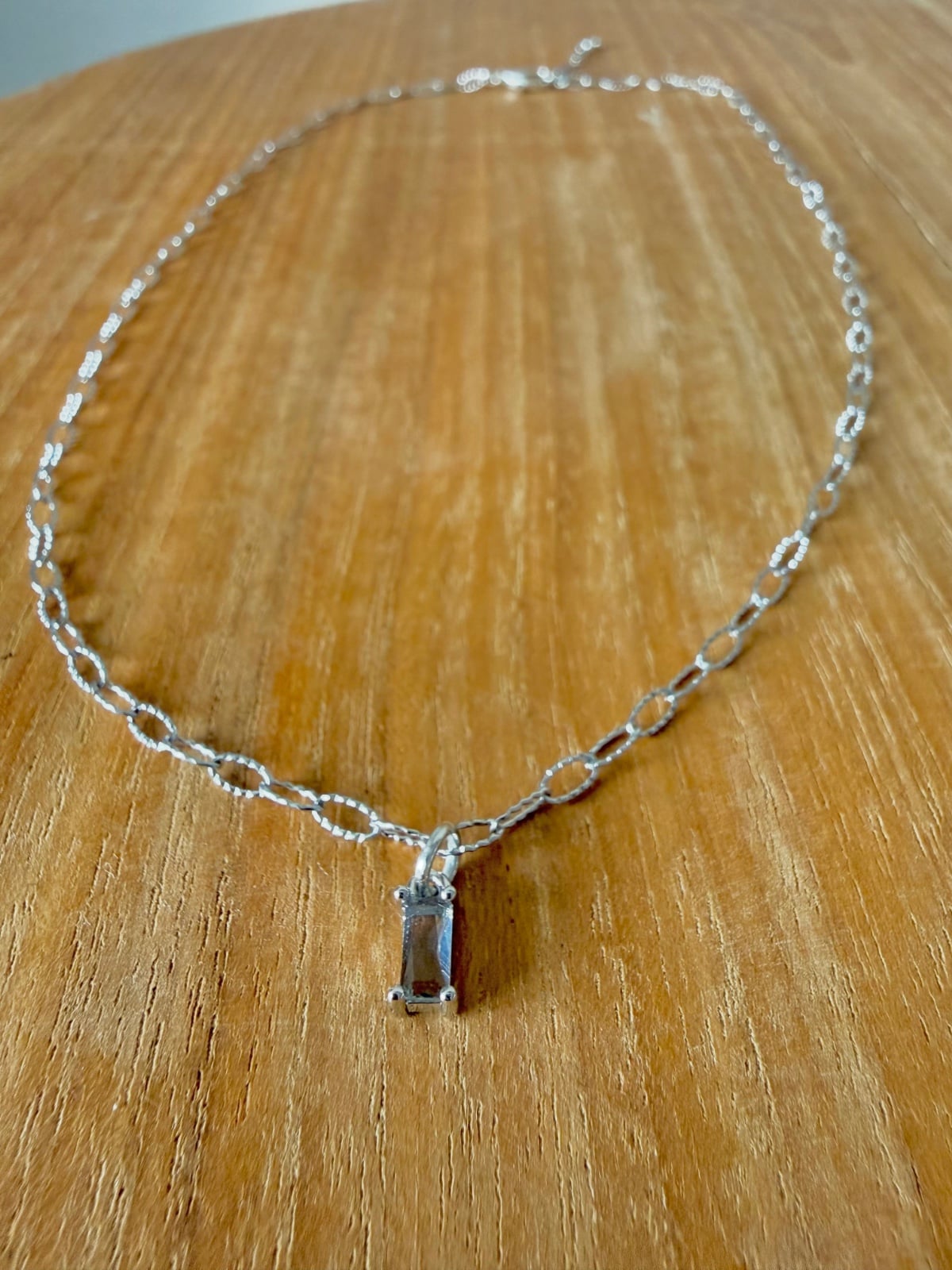 Zilverkleurige stainless steel ketting met lichtgrijze glazen bedel - 156117 Zilverkleurige stainless steel ketting met lichtgrijze glazen bedel