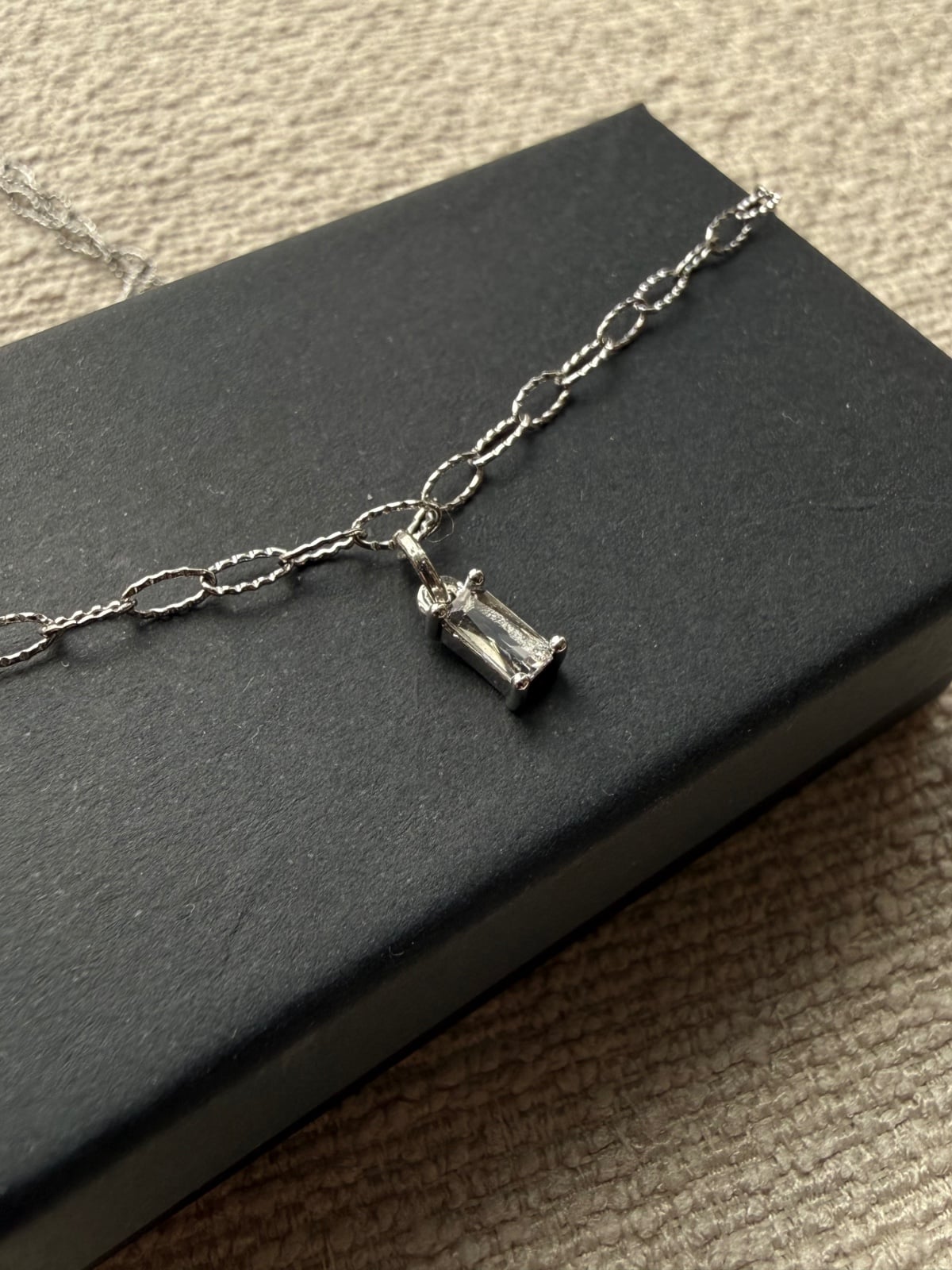 Zilverkleurige stainless steel ketting met lichtgrijze glazen bedel - 156118 Zilverkleurige stainless steel ketting met lichtgrijze glazen bedel