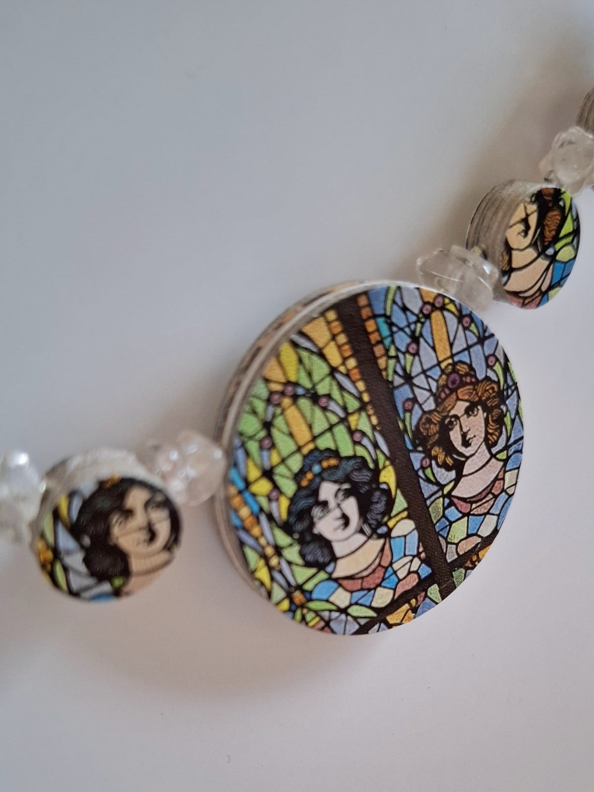 Lichtgewicht ketting met kleurrijke papieren kralen en bergkristal - 76331.jpeg Lichtgewicht ketting met kleurrijke papieren kralen en bergkristal