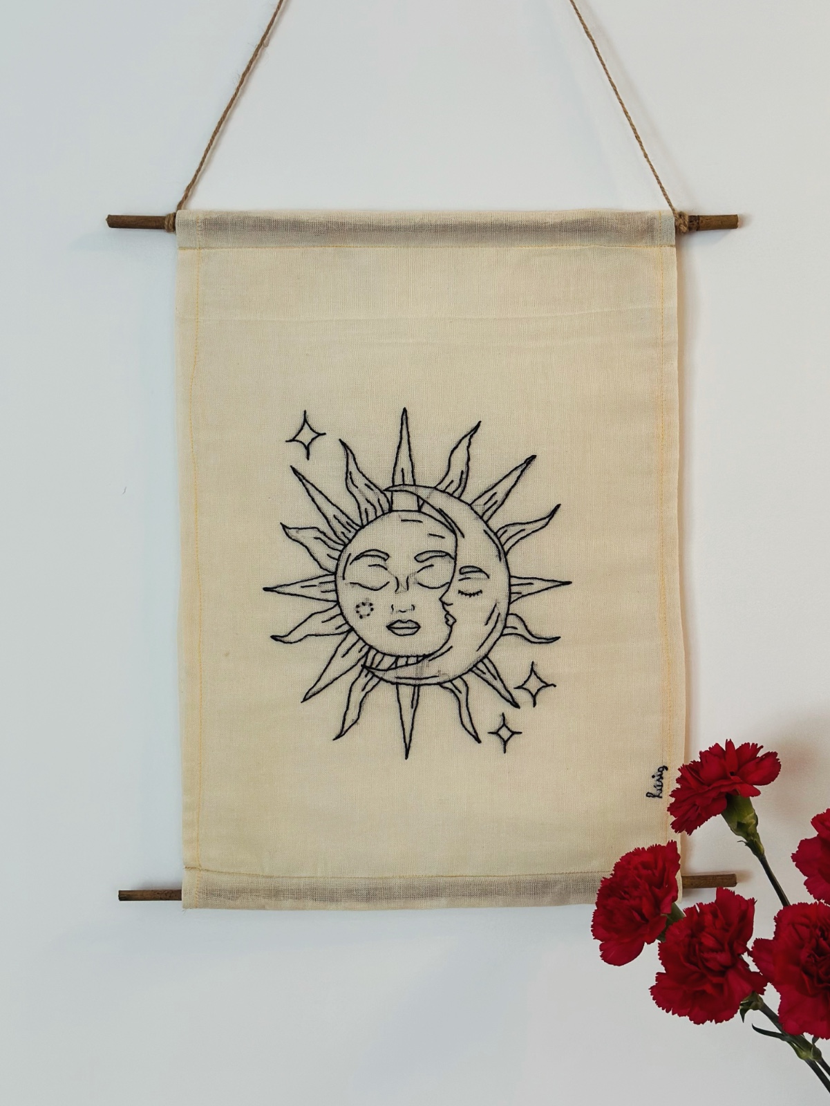 Met de hand geborduurde wanddecoratie op natuurlijk linnen "The Lovers"