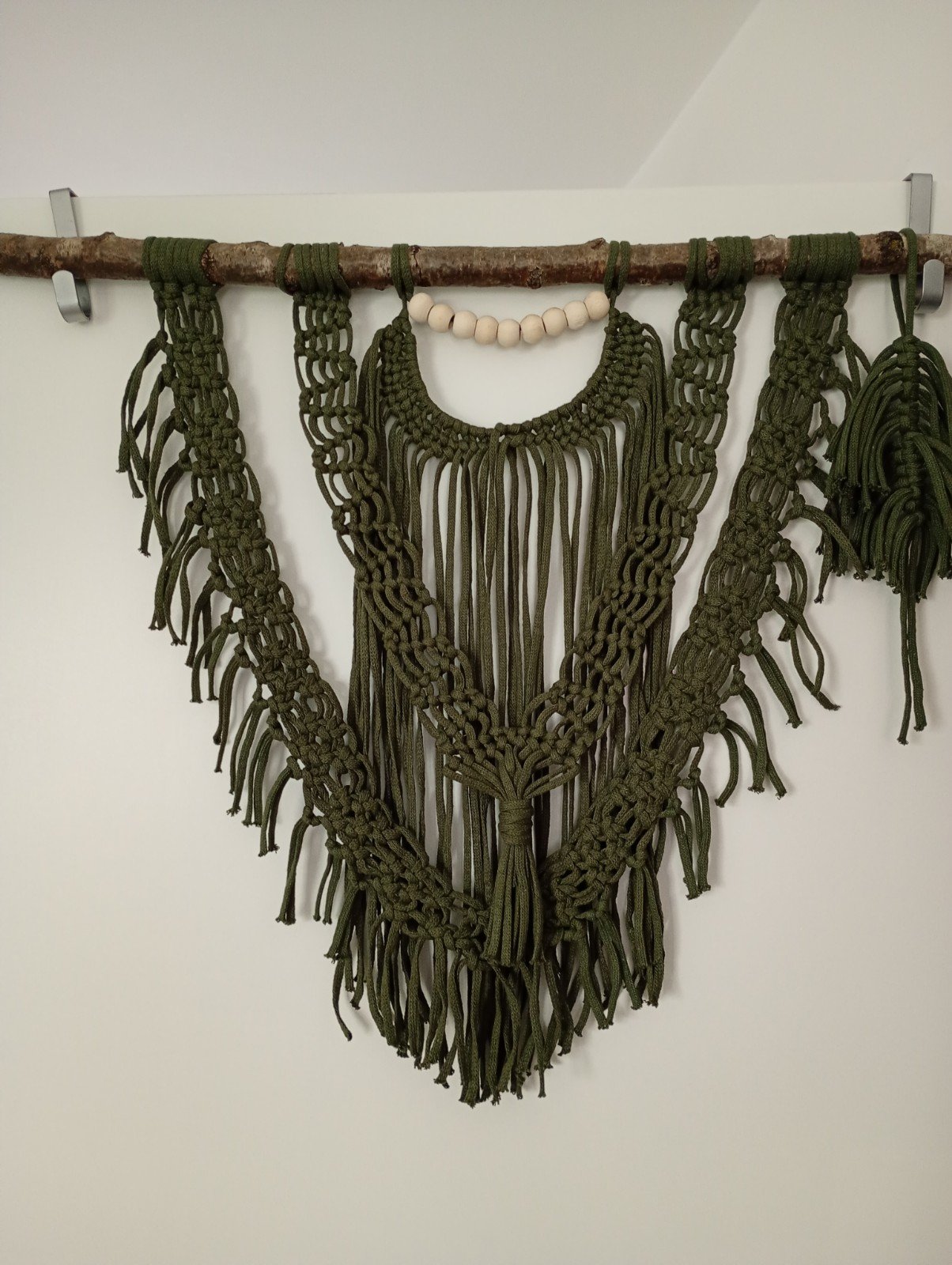 Wanddecoratie, macramé met kraaltjes, kaki