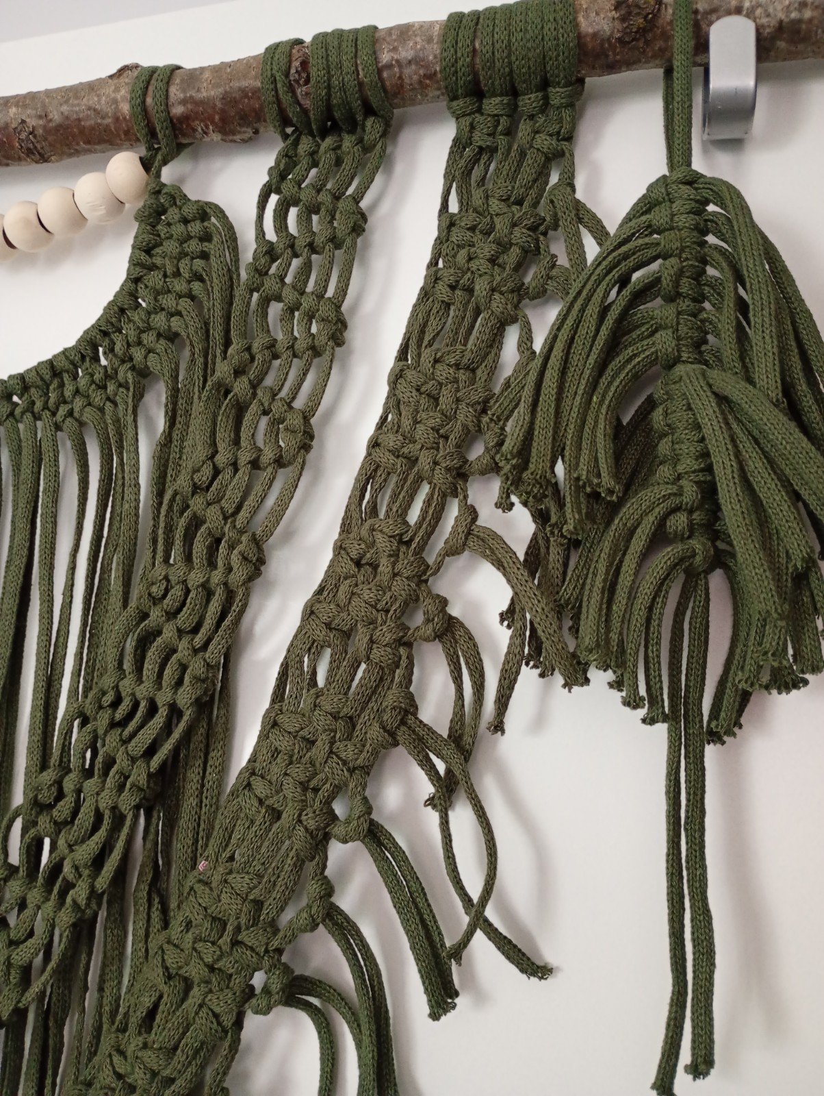 Wanddecoratie, macramé met kraaltjes, kaki