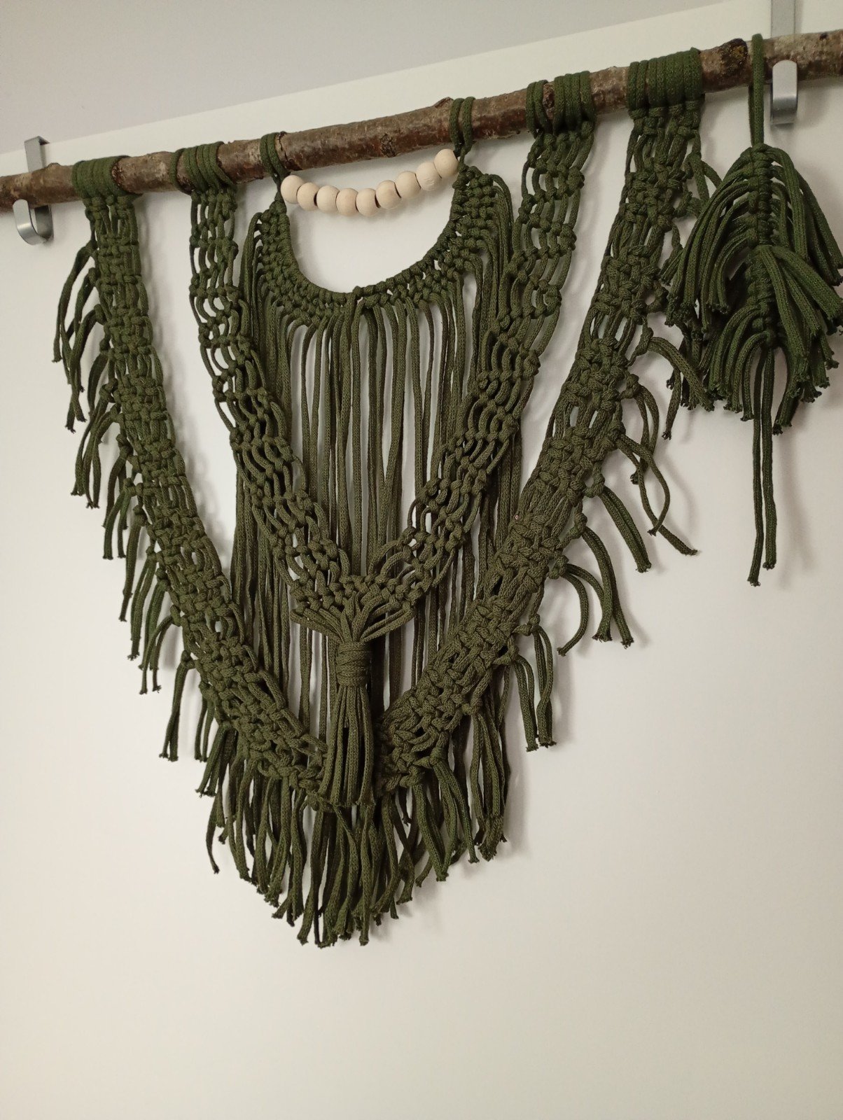Wanddecoratie, macramé met kraaltjes, kaki