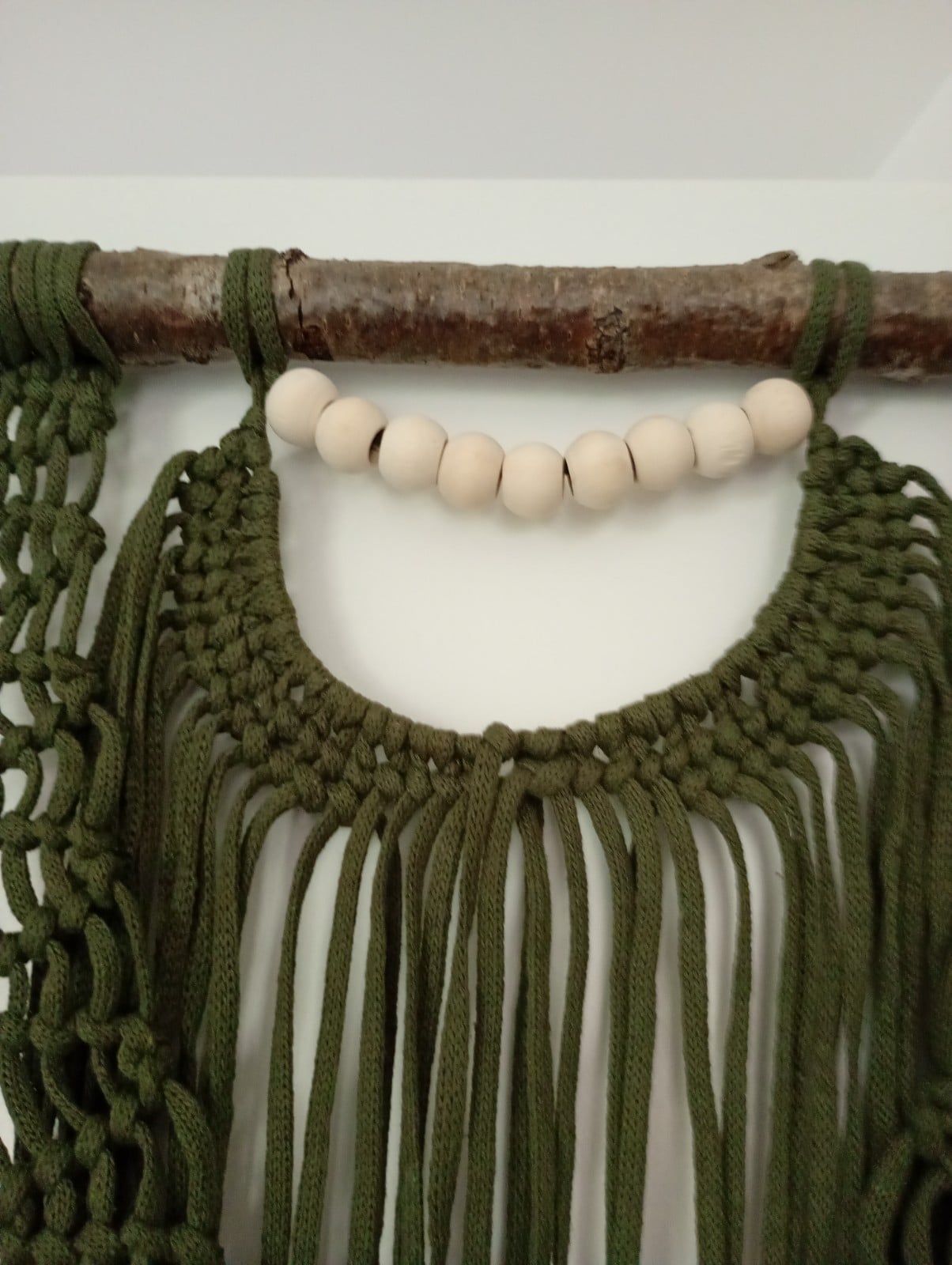 Wanddecoratie, macramé met kraaltjes, kaki