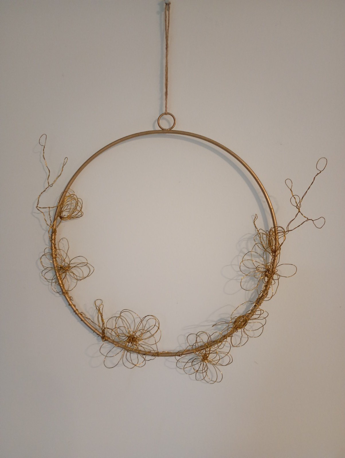 krans van metaal met bloemetjes van ijzerdraad, goudkleurig - 104368 krans van metaal met bloemetjes van ijzerdraad, goudkleurig