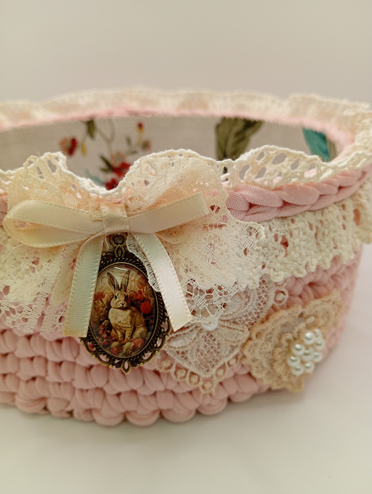 Gehaakt mandje in brocante sfeer