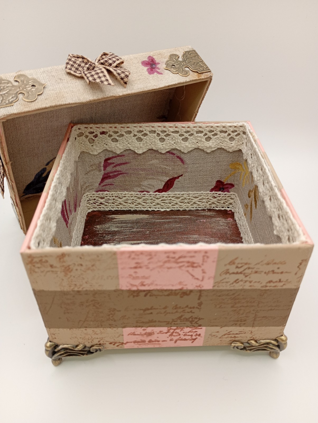 Schattig doosje in vintage stijl