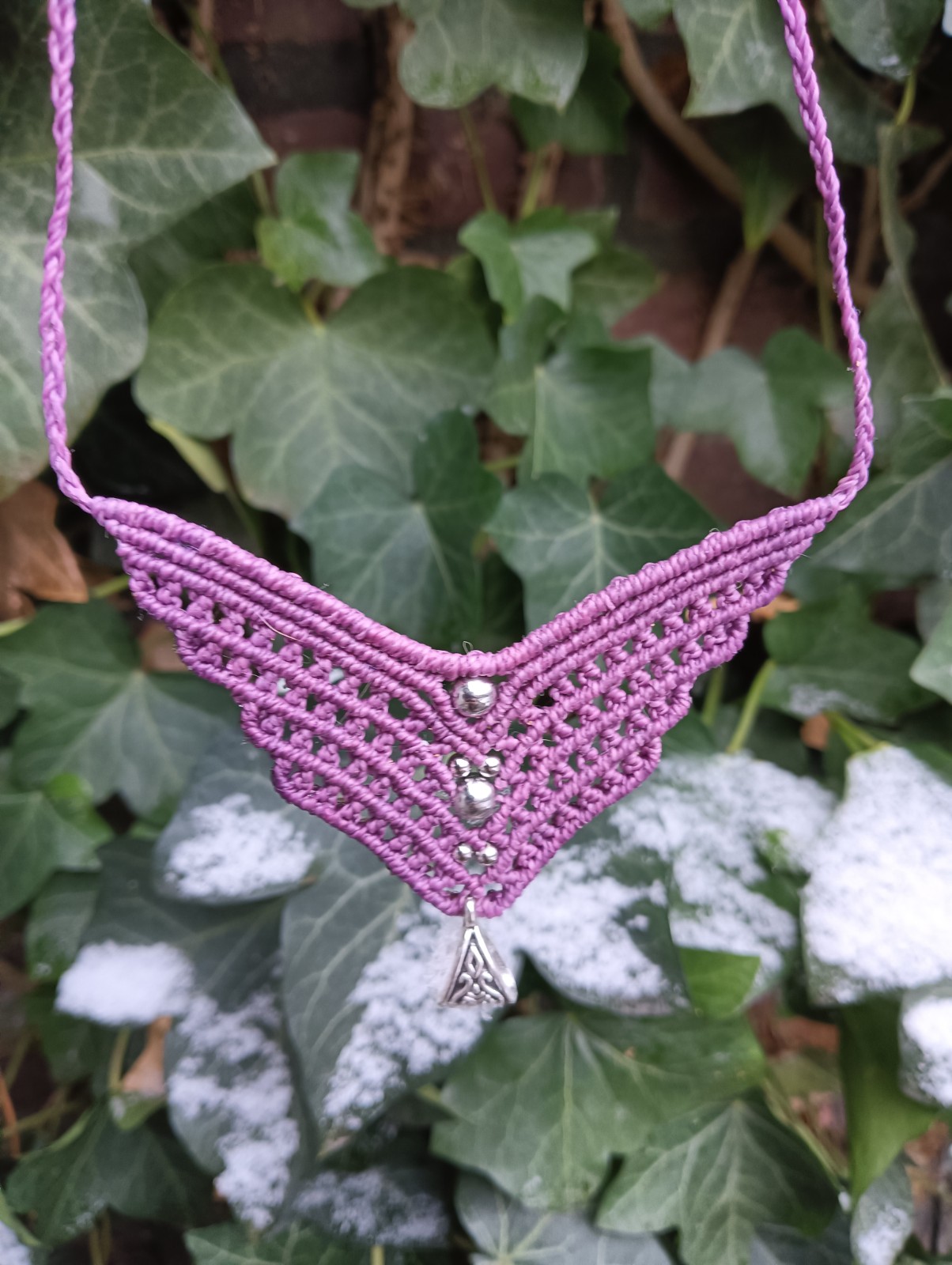 Macramé vlinder ketting “Lara” – amethist kleur – handgemaakt & verstelbaar