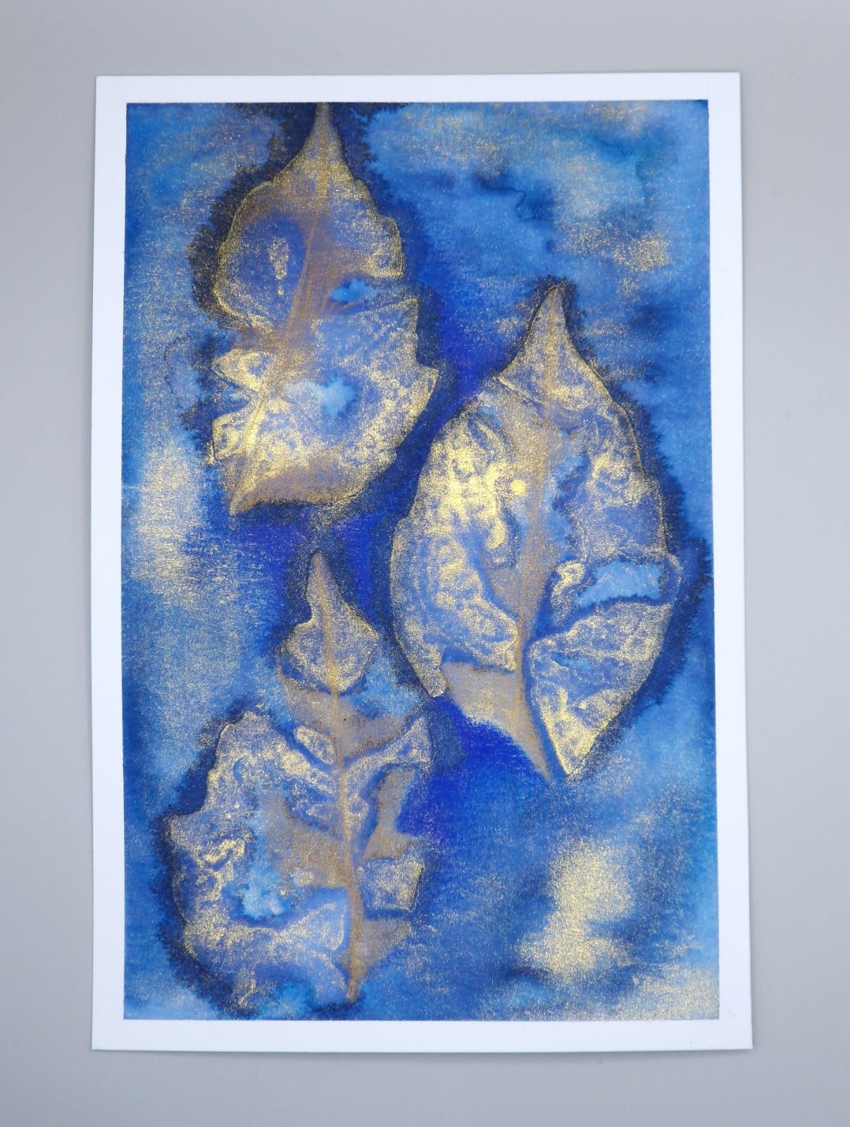 Bladeren in Blauw en Goud, Mixed Media Semi Abstract Schilderij Print… - 139605 Bladeren in Blauw en Goud, Mixed Media Semi Abstract Schilderij Print/Kaart