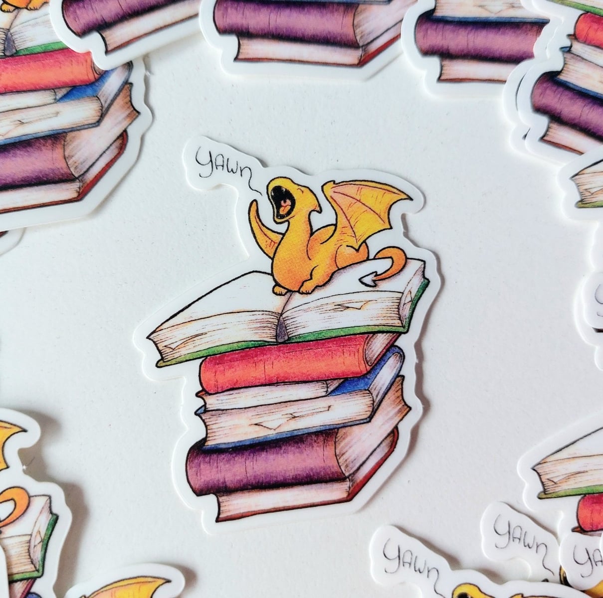 Boek dragon sticker, transparant, vaatwasser proof 4,7x6 cm - 149368 Boek dragon sticker, transparant, vaatwasser proof 4,7x6 cm
