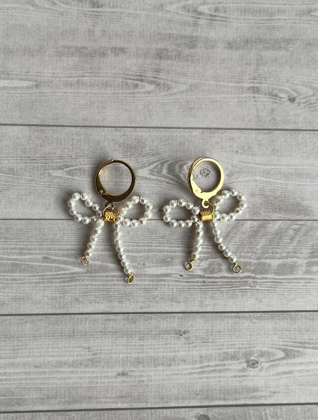 Vergulde oorbellen met strikjes - 59906.jpeg Vergulde oorbellen met strikjes