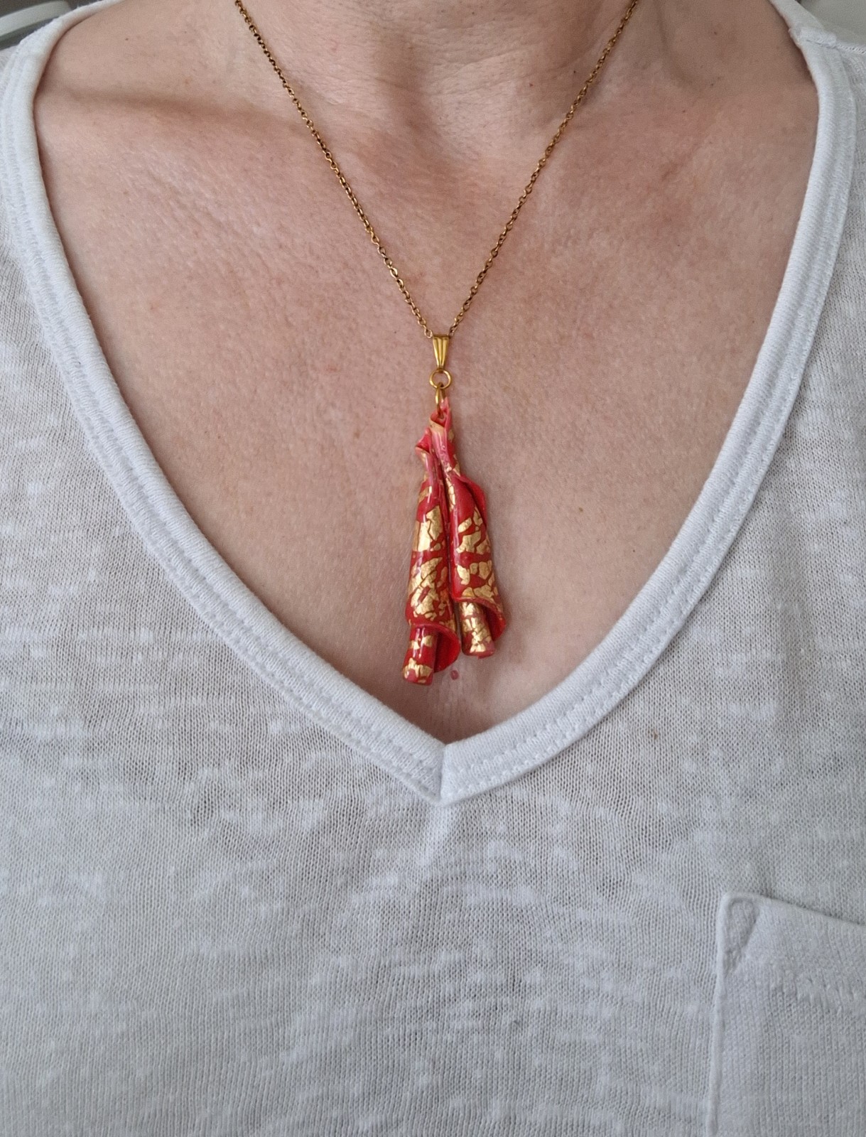 Rode statement hanger - handgemaakt sieraad - speciaal geschenk voor… - 135139 Rode statement hanger - handgemaakt sieraad - speciaal geschenk voor haar - artisanale hanger - unieke juwelen - "Harmony"