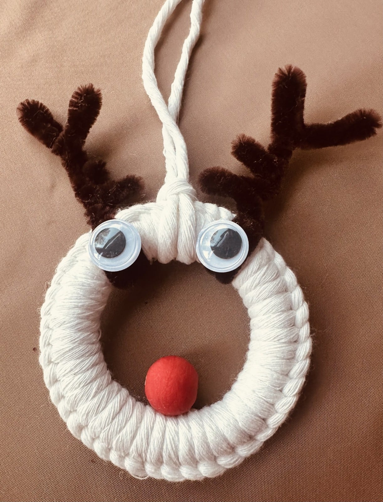 Rendier met rode neus – handgemaakte kerstdecoratie - 151252 Rendier met rode neus – handgemaakte kerstdecoratie