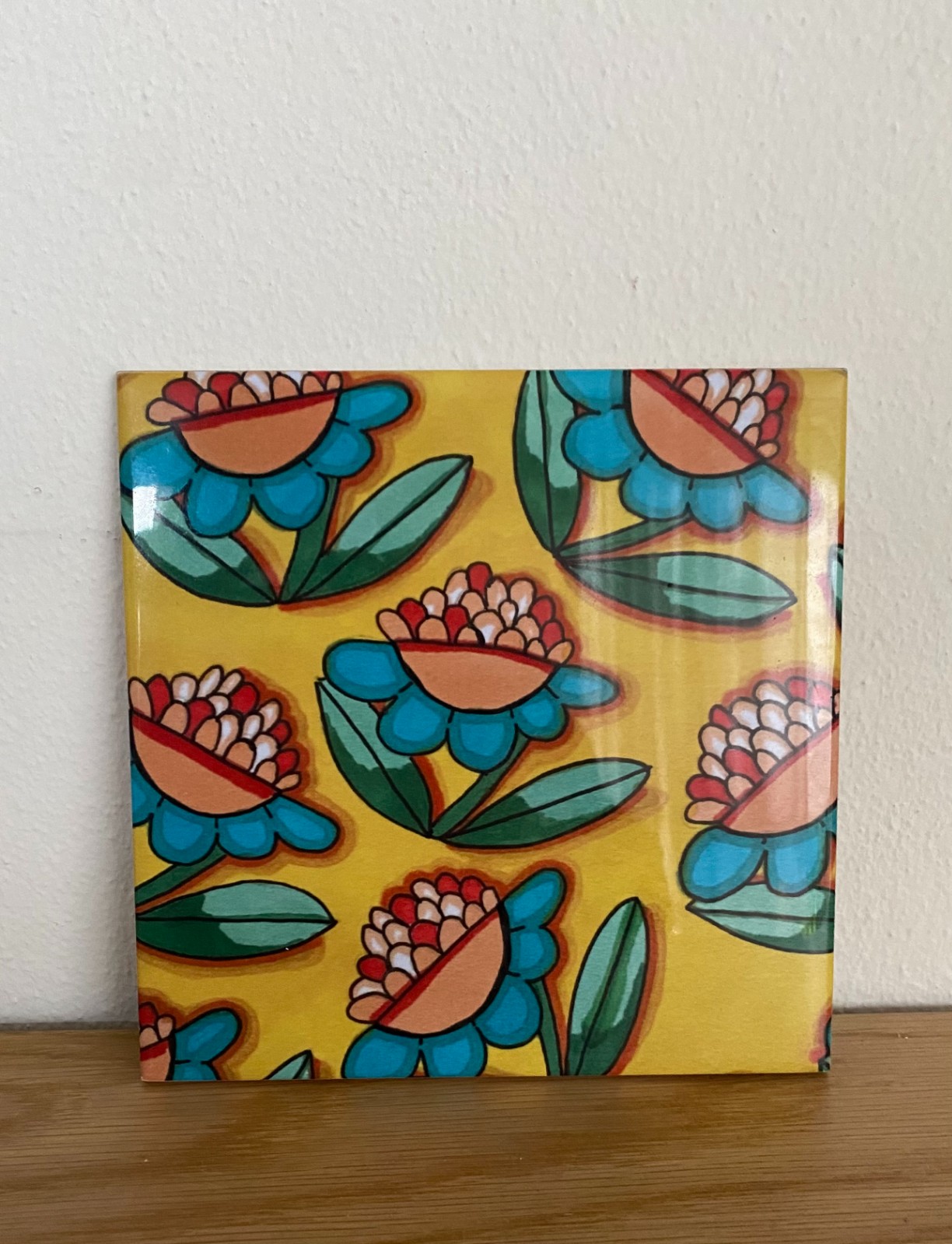 Tegel met vrolijk bloem motief - 113489 Tegel met vrolijk bloem motief