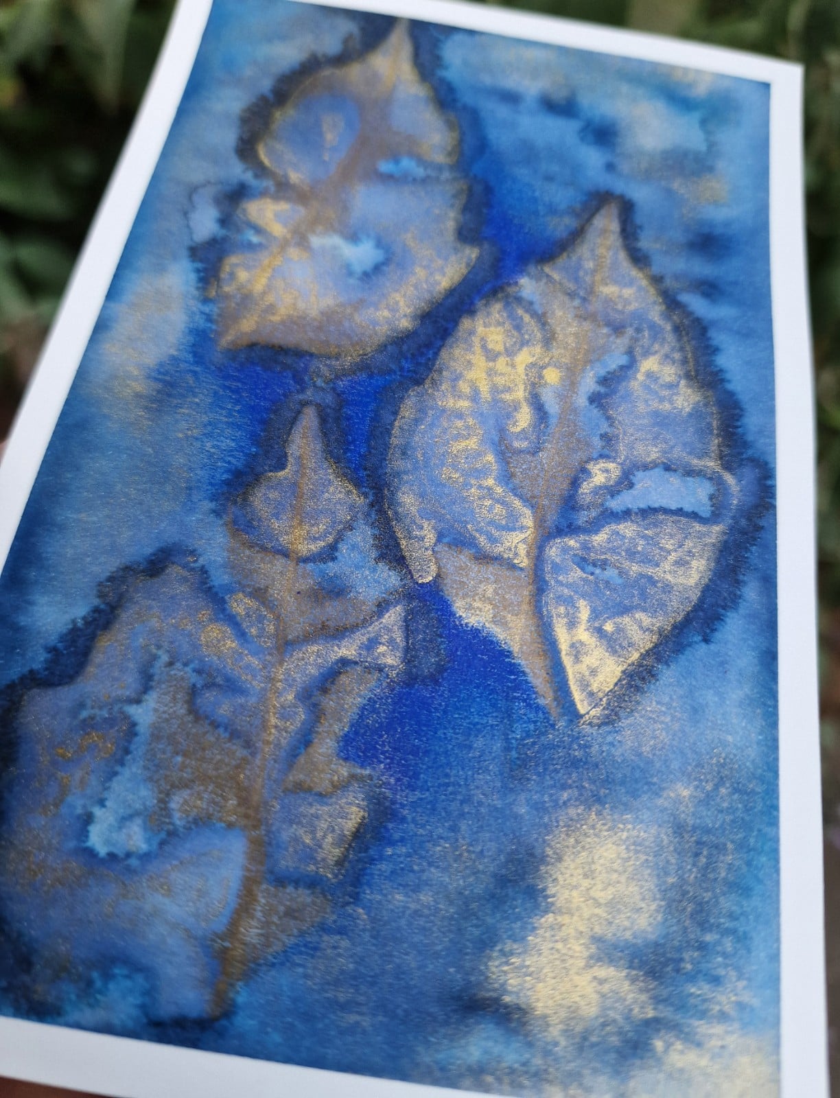 Bladeren in Blauw en Goud, Mixed Media Semi Abstract Schilderij Print… - 139603 Bladeren in Blauw en Goud, Mixed Media Semi Abstract Schilderij Print/Kaart