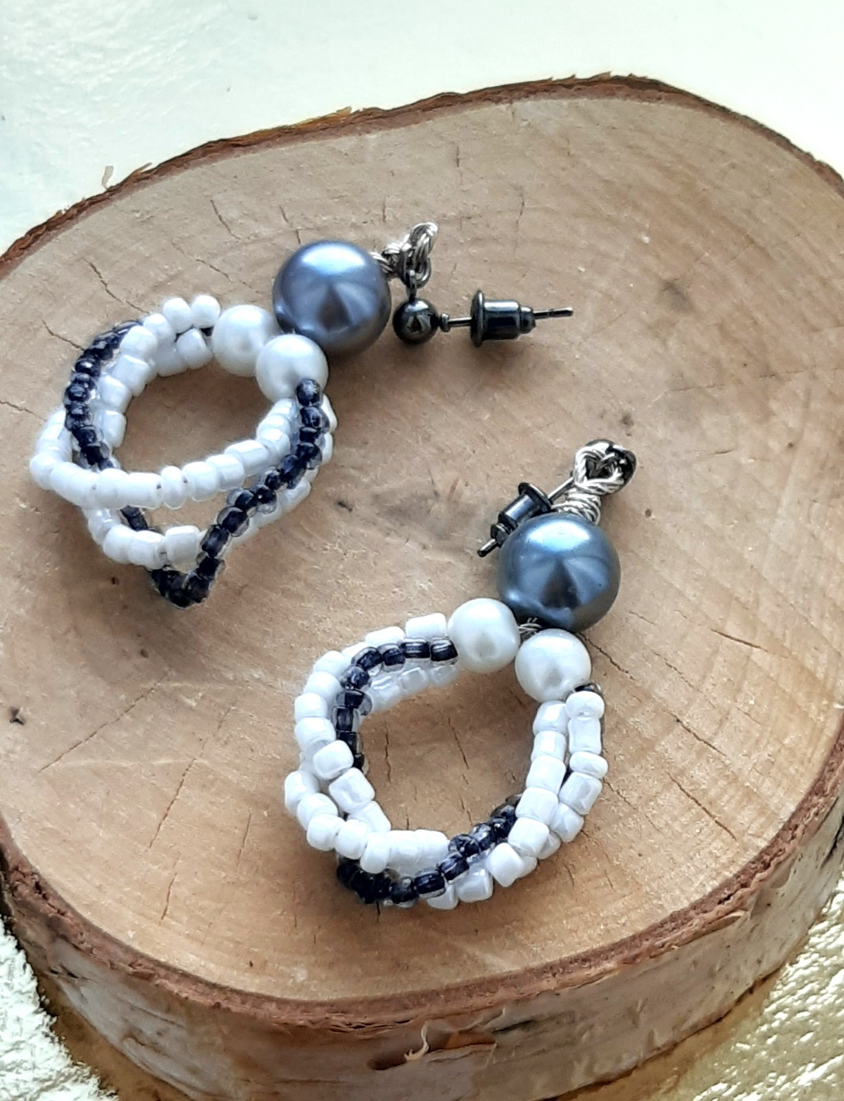 Zachte glans: Handgemaakte oorbellen met kralen - 100722 Zachte glans: Handgemaakte oorbellen met kralen