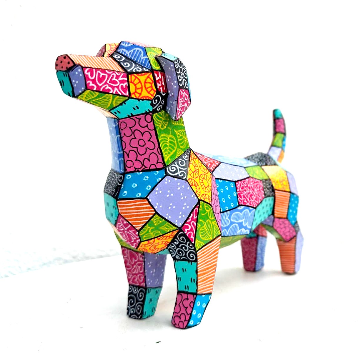 Kleurrijke Origami Teckel – Uniek handgeschilderd duurzaam kunstobject