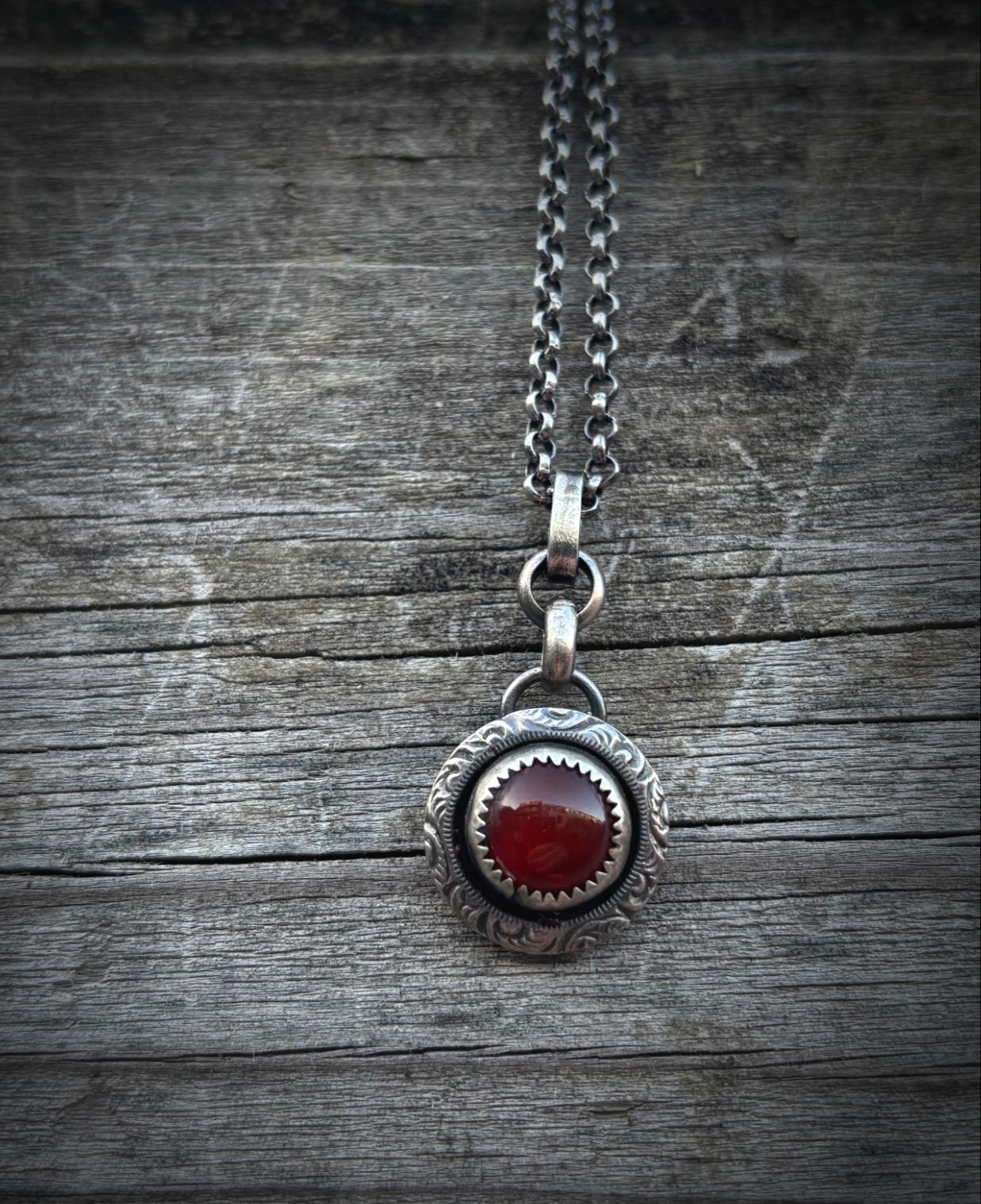 Handgemaakte sterling zilveren hanger met carneool en gegraveerde rand