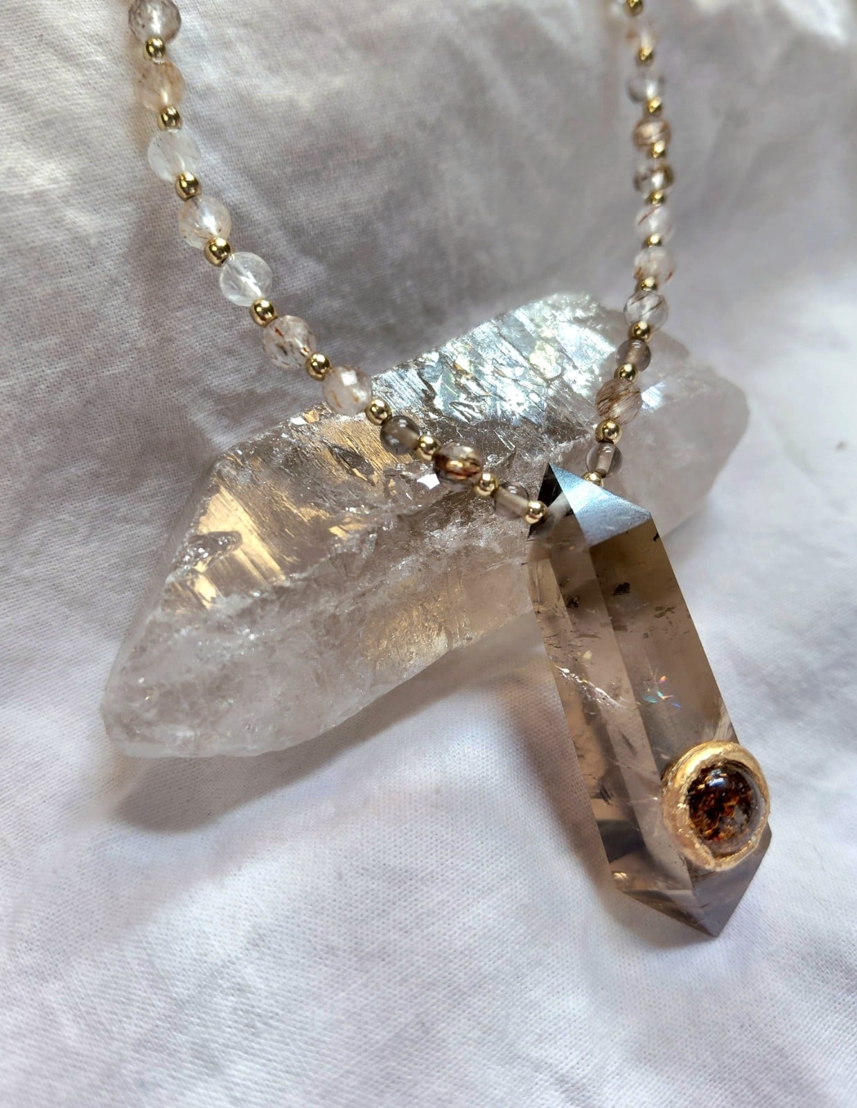 Hanger van rookkwarts en goudrutielkwarts aan een edelstenen ketting - 142428 Hanger van rookkwarts en goudrutielkwarts aan een edelstenen ketting