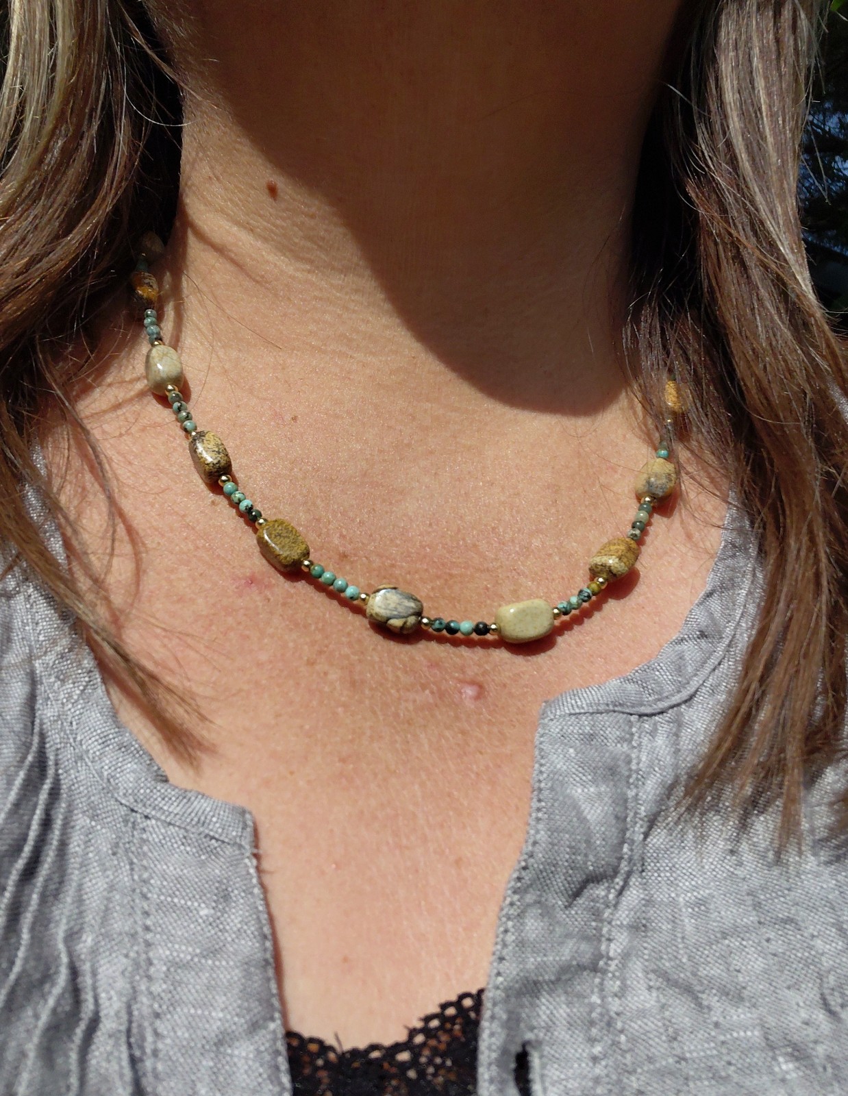 Sandy Beach: ketting met zandbruine jaspis en Afrikaanse turkoois