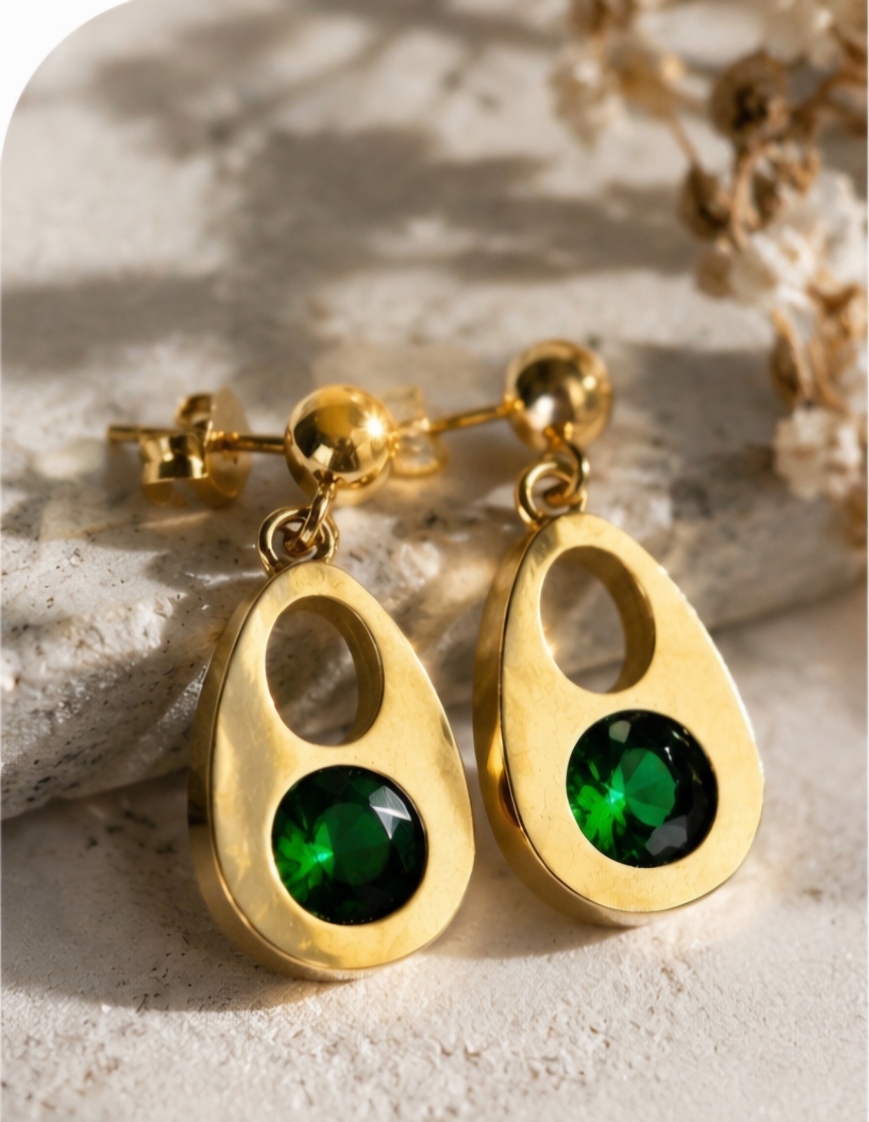 π Elegante RVS Vergulde Oorbellen met Smaragdgroene Steen β Tijdβ¦ - 148046 π Elegante RVS Vergulde Oorbellen met Smaragdgroene Steen β Tijdloos & Chic