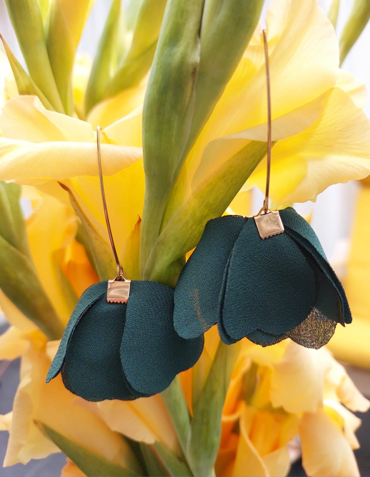 Tulip Petal Earrings - Green - 59020.jpeg Tulp bloemblaadje oorbellen - smaragd