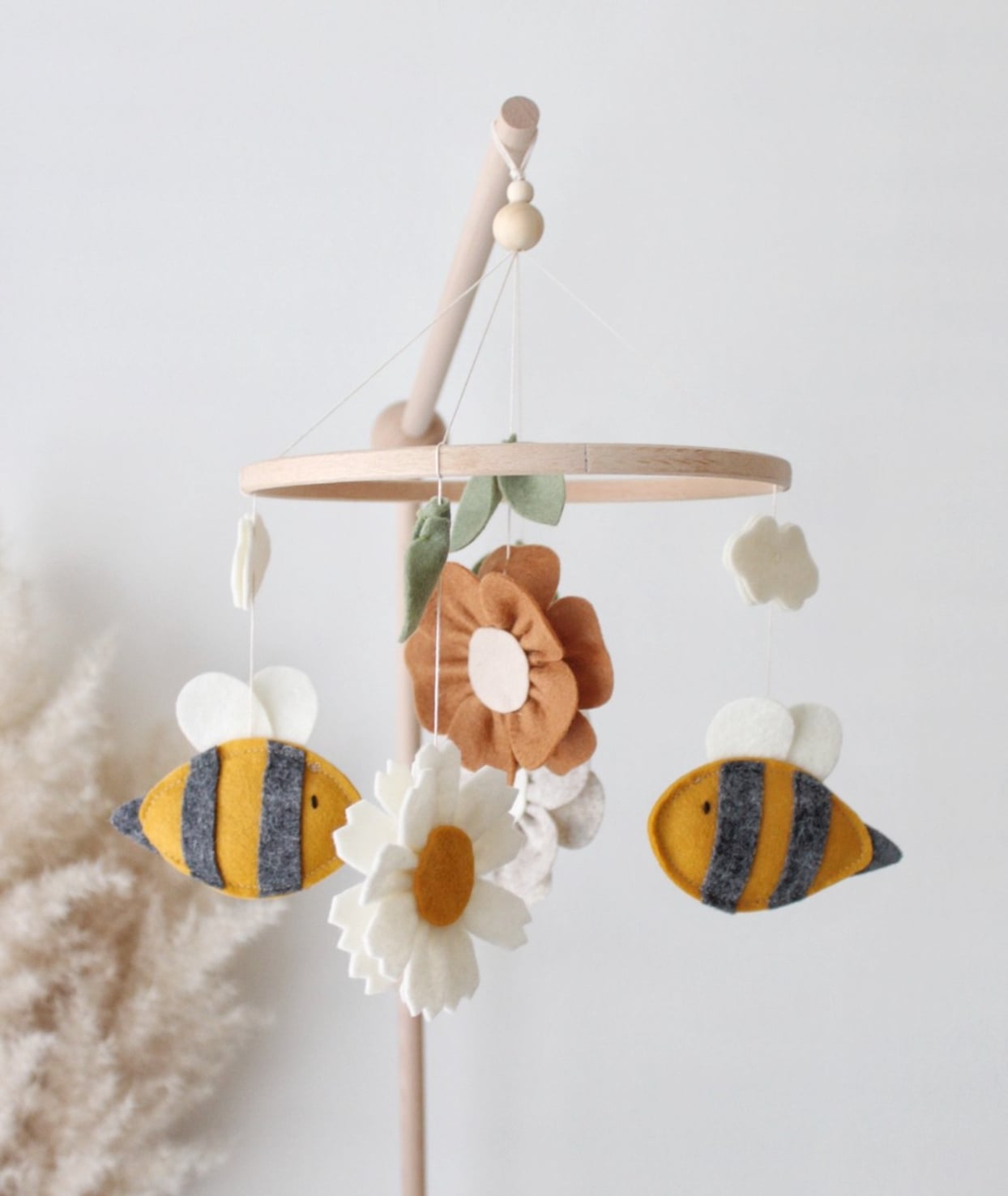 Handgemaakte Babymobiel | Bloemetjes & Bijtjes - 130609 Handgemaakte Babymobiel | Hout & Wolvilt | Bloemetjes & Bijtjes