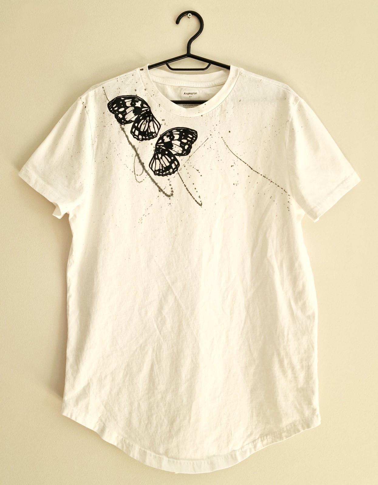 Hand Gedrukt T-Shirt, Wit Katoen met Zwarte Vlindervleugels en Verfsp… - 128456 Hand Bedrukt T-Shirt, Wit Katoen met Zwarte Vlindervleugels en Verfspetters, Streetwear Casual, unisex