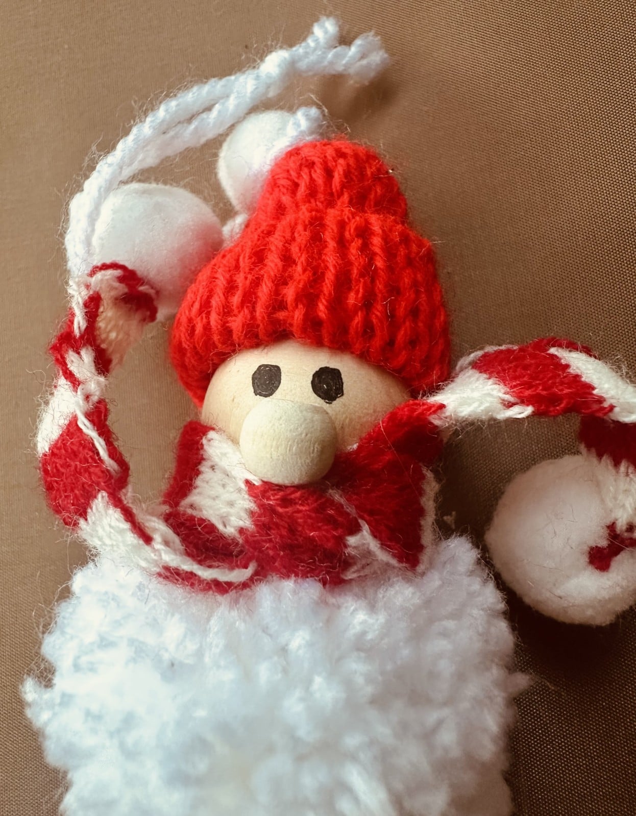 Sneeuwpopje met rode muts – handgemaakte kerstdecoratie - 151265 Sneeuwpopje met rode muts – handgemaakte kerstdecoratie